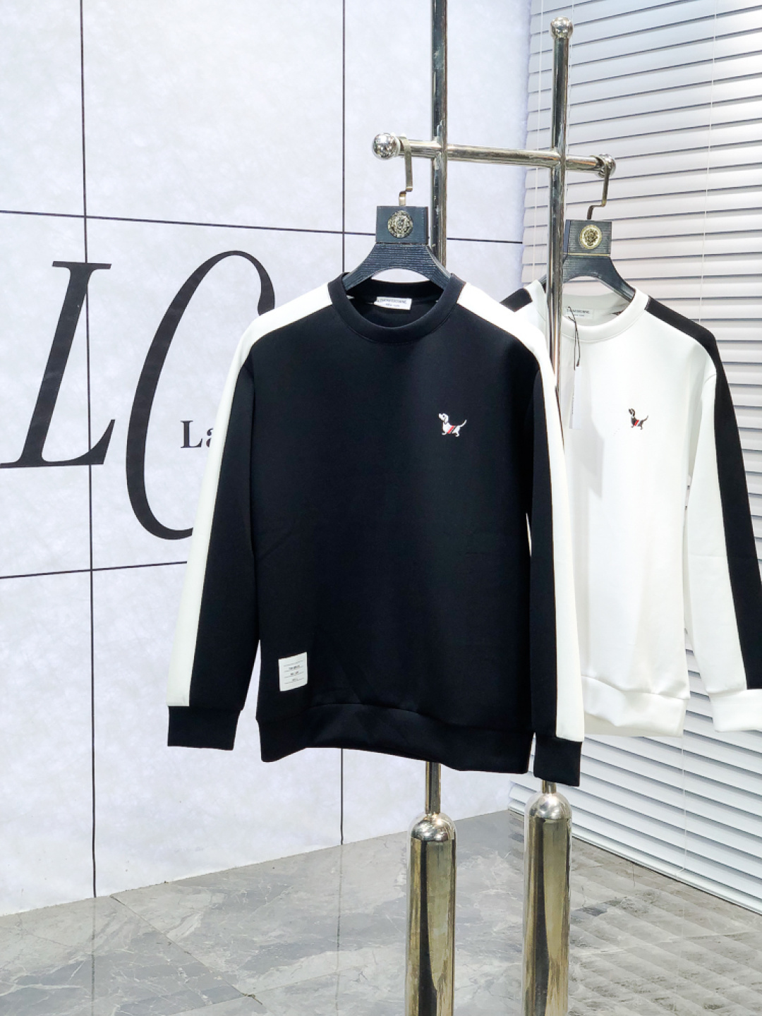 NO:660745,.TB. 2025 autumn and winter new letter L space cotton sweatshirt. Channel boutique!  Urban series products, made with letter logo elements that are full of luxury, w are the best styles that high-end temperament types must buy, 7 a single product with great accent and charm!  The original customized imported double-sided water-soluble cotton fabric has a comfortable hand feel, the embroidered letter design effect is quite exquisite, fashionable, classic and versatile!  Size.xs-L.xs wears 175/130 pounds,,hoodie,sweatshirts, 19860909.TB.2025秋冬新款字母l太空棉卫衣.渠道精品！都市系列产物,奢华程度满分的字母logo元素打造,w高端气质型必入的极品款式,7一款极具腔调感与魅力的单品！ 原版定制进口双面水溶棉面料,手感舒适,刺绣字母设计效果相当精致,时尚经典百搭！ 尺码.xs-L.xs穿175/130斤,,hoodie,sweatshirts, ,Men's clothing