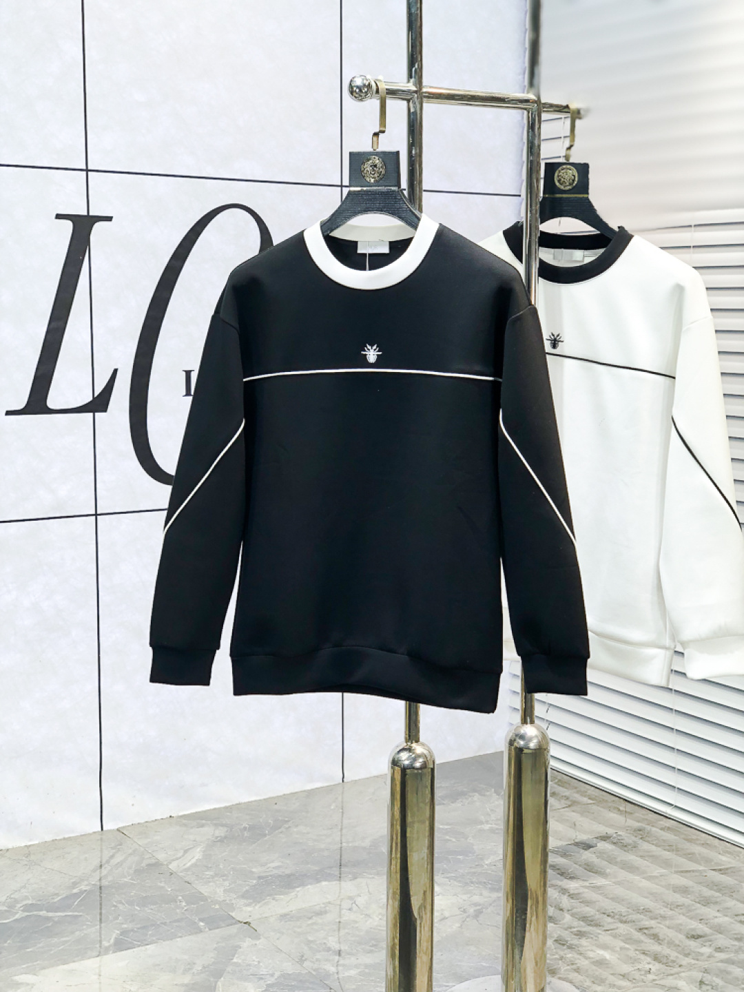 NO:660748,.Dior. 2025 autumn and winter new letter l space cotton sweatshirt. Channel boutique!  Urban series products, made with letter logo elements that are full of luxury, w are the best styles that high-end temperament types must buy, 7 a single product with great accent and charm!  The original customized imported double-sided water-soluble cotton fabric has a comfortable hand feel, the embroidered letter design effect is quite exquisite, fashionable, classic and versatile!  Size.xs-L.xs wears 175/130 pounds, dior, hoodie, sweatshirts,  19860909.Dior.2025秋冬新款字母l太空棉卫衣.渠道精品！都市系列产物,奢华程度满分的字母logo元素打造,w高端气质型必入的极品款式,7一款极具腔调感与魅力的单品！ 原版定制进口双面水溶棉面料,手感舒适,刺绣字母设计效果相当精致,时尚经典百搭！ 尺码.xs-L.xs穿175/130斤,,dior,hoodie,sweatshirts, ,Men's clothing