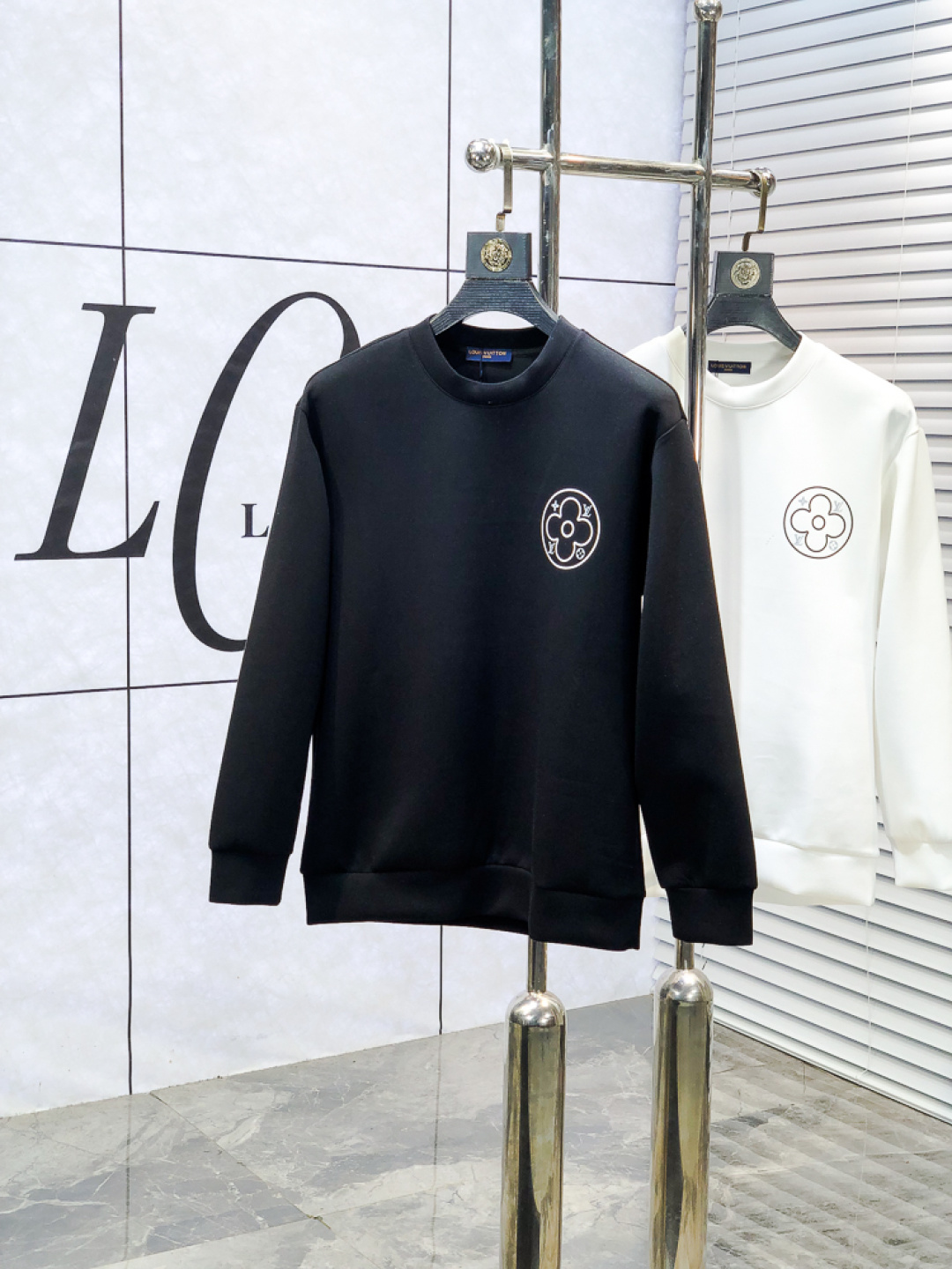 NO:660752,.Lv. 2025 autumn and winter new letter l space cotton sweatshirt. Channel boutique!  Urban series products, made with letter logo elements that are full of luxury, w are the best styles that high-end temperament types must buy, 7 a single product with great accent and charm!  The original customized imported double-sided water-soluble cotton fabric has a comfortable hand feel, the embroidered letter design effect is quite exquisite, fashionable, classic and versatile!  Size.xs-L.xs wears 175/130 pounds,,louis vuitton,hoodie,sweatshirts, 19860909.Lv.2025秋冬新款字母l太空棉卫衣.渠道精品！都市系列产物,奢华程度满分的字母logo元素打造,w高端气质型必入的极品款式,7一款极具腔调感与魅力的单品！ 原版定制进口双面水溶棉面料,手感舒适,刺绣字母设计效果相当精致,时尚经典百搭！ 尺码.xs-L.xs穿175/130斤,,louis vuitton,hoodie,sweatshirts, ,Men's clothing