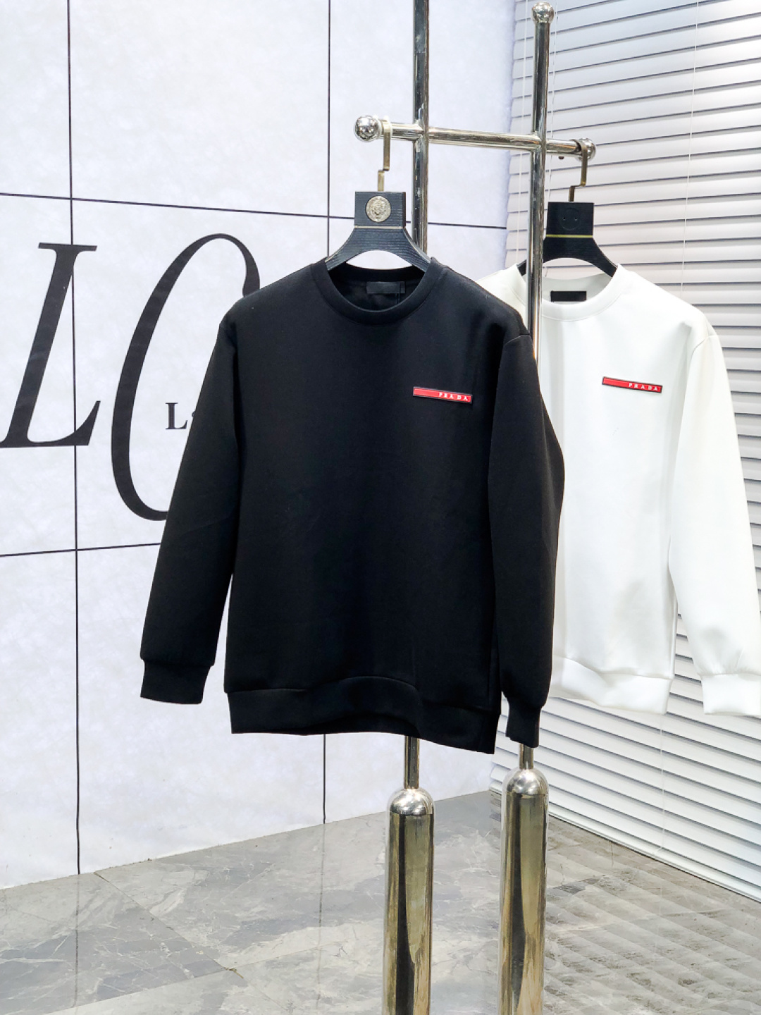 NO:660760,.Prada. 2025 autumn and winter new letter L space cotton sweatshirt. Channel boutique!  Urban series products, made with letter logo elements that are full of luxury, w are the best styles that high-end temperament types must buy, 7 a single product with great accent and charm!  The original customized imported double-sided water-soluble cotton fabric has a comfortable hand feel, the embroidered letter design effect is quite exquisite, fashionable, classic and versatile!  Size.xs-L.xs wears 175/130 pounds, prada, hoodie, sweatshirts,  19860909.普拉达.2025秋冬新款字母l太空棉卫衣.渠道精品！都市系列产物,奢华程度满分的字母logo元素打造,w高端气质型必入的极品款式,7一款极具腔调感与魅力的单品！ 原版定制进口双面水溶棉面料,手感舒适,刺绣字母设计效果相当精致,时尚经典百搭！ 尺码.xs-L.xs穿175/130斤,,prada,hoodie,sweatshirts, ,Men's clothing