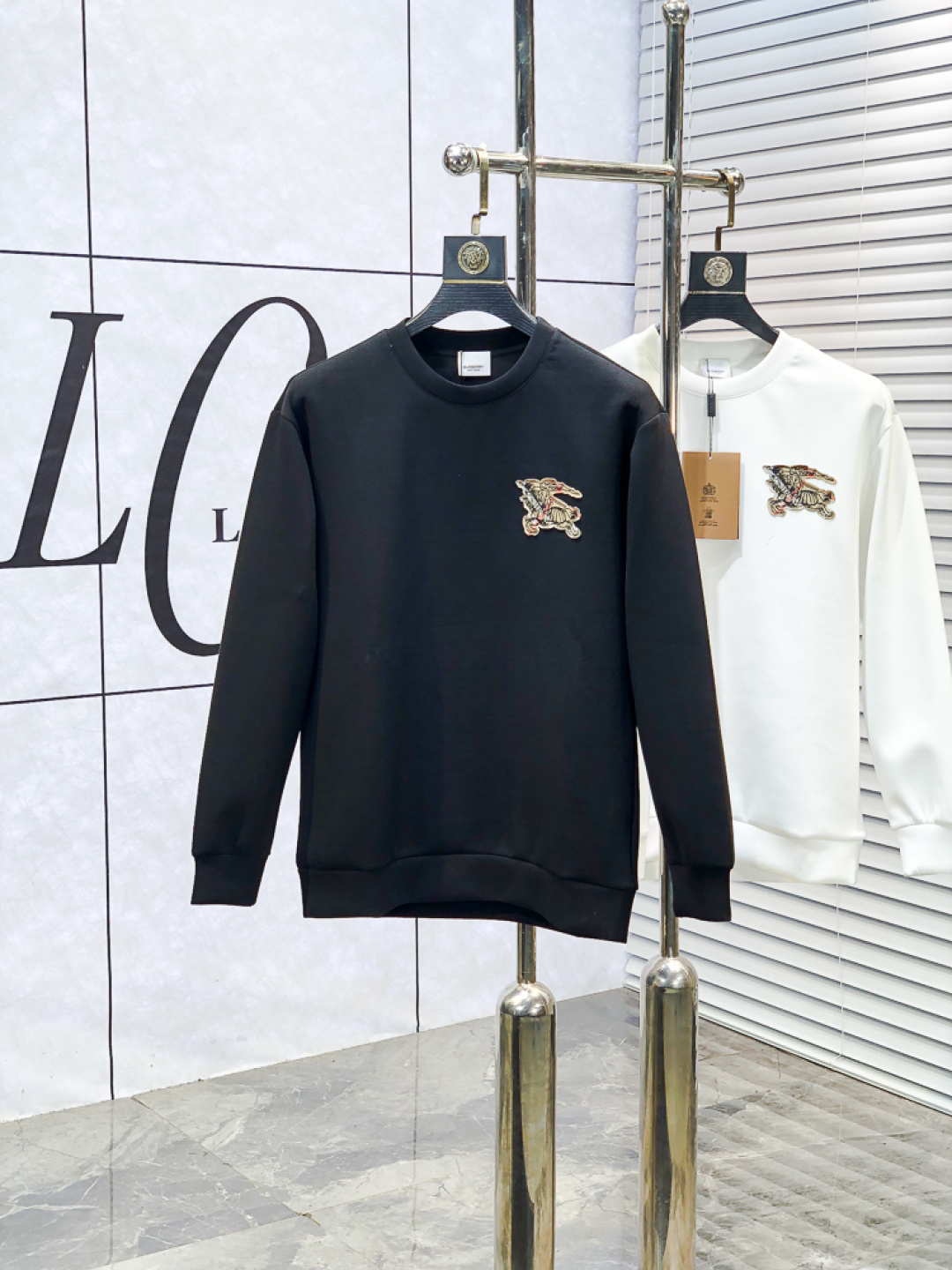 NO:660761,.Burberry. 2025 autumn and winter new letter L space cotton sweatshirt. Channel boutique!  Urban series products, made with letter logo elements that are full of luxury, w are the best styles that high-end temperament types must buy, 7 a single product with great accent and charm!  The original customized imported double-sided water-soluble cotton fabric has a comfortable hand feel, the embroidered letter design effect is quite exquisite, fashionable, classic and versatile!  Size.xs-L.xs wears 175/130 pounds,,burberry,hoodie,sweatshirts, 19860909.巴宝莉.2025秋冬新款字母l太空棉卫衣.渠道精品！都市系列产物,奢华程度满分的字母logo元素打造,w高端气质型必入的极品款式,7一款极具腔调感与魅力的单品！ 原版定制进口双面水溶棉面料,手感舒适,刺绣字母设计效果相当精致,时尚经典百搭！ 尺码.xs-L.xs穿175/130斤,,burberry,hoodie,sweatshirts, ,Men's clothing