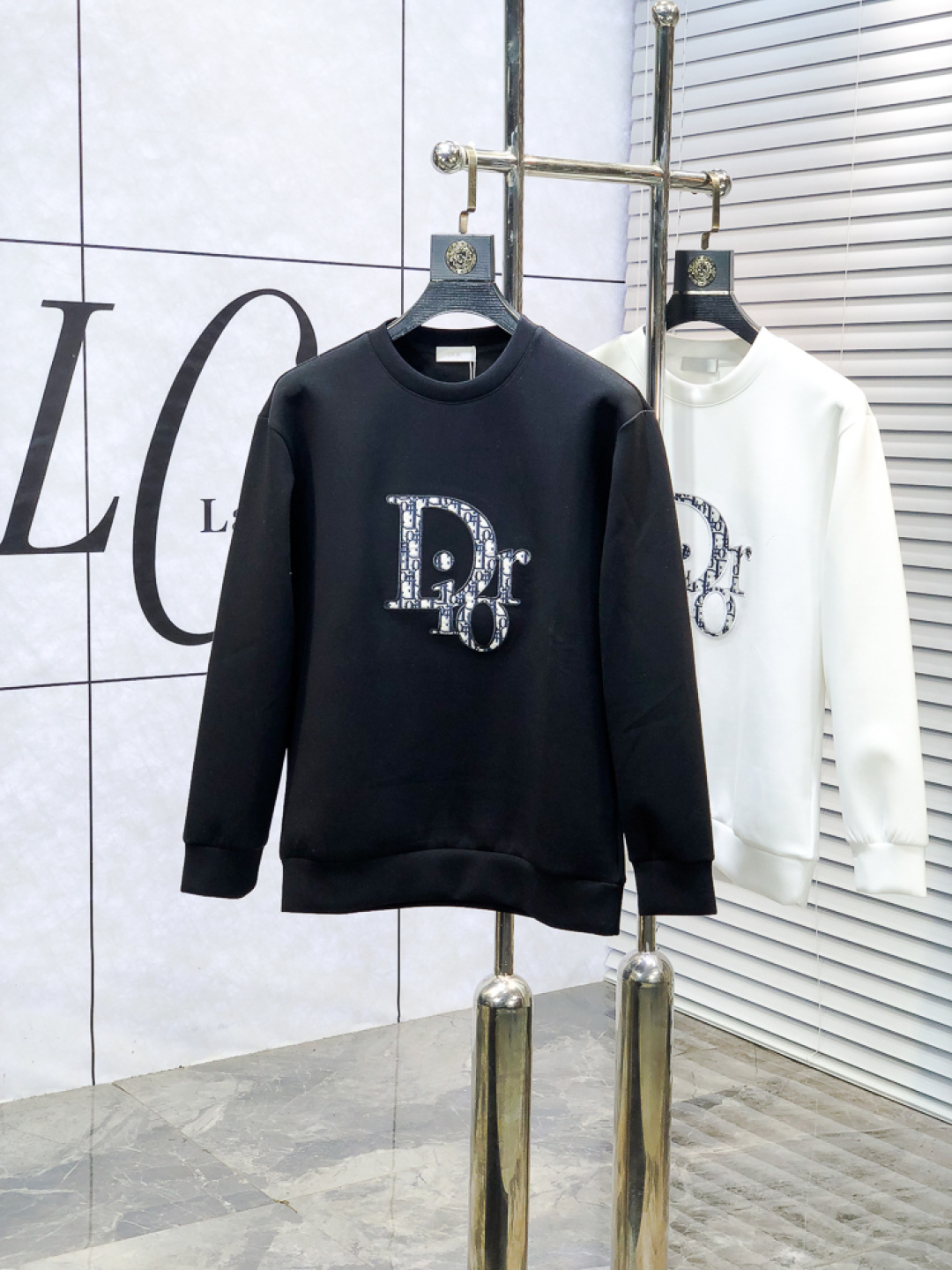 NO:660768,.Dior. 2025 autumn and winter new letter l space cotton sweatshirt. Channel boutique!  Urban series products, made with letter logo elements that are full of luxury, w are the best styles that high-end temperament types must buy, 7 a single product with great accent and charm!  The original customized imported double-sided water-soluble cotton fabric has a comfortable hand feel, the embroidered letter design effect is quite exquisite, fashionable, classic and versatile!  Size.xs-L.xs wears 175/130 pounds, dior, hoodie, sweatshirts,  19860909.Dior.2025秋冬新款字母l太空棉卫衣.渠道精品！都市系列产物,奢华程度满分的字母logo元素打造,w高端气质型必入的极品款式,7一款极具腔调感与魅力的单品！ 原版定制进口双面水溶棉面料,手感舒适,刺绣字母设计效果相当精致,时尚经典百搭！ 尺码.xs-L.xs穿175/130斤,,dior,hoodie,sweatshirts, ,Men's clothing