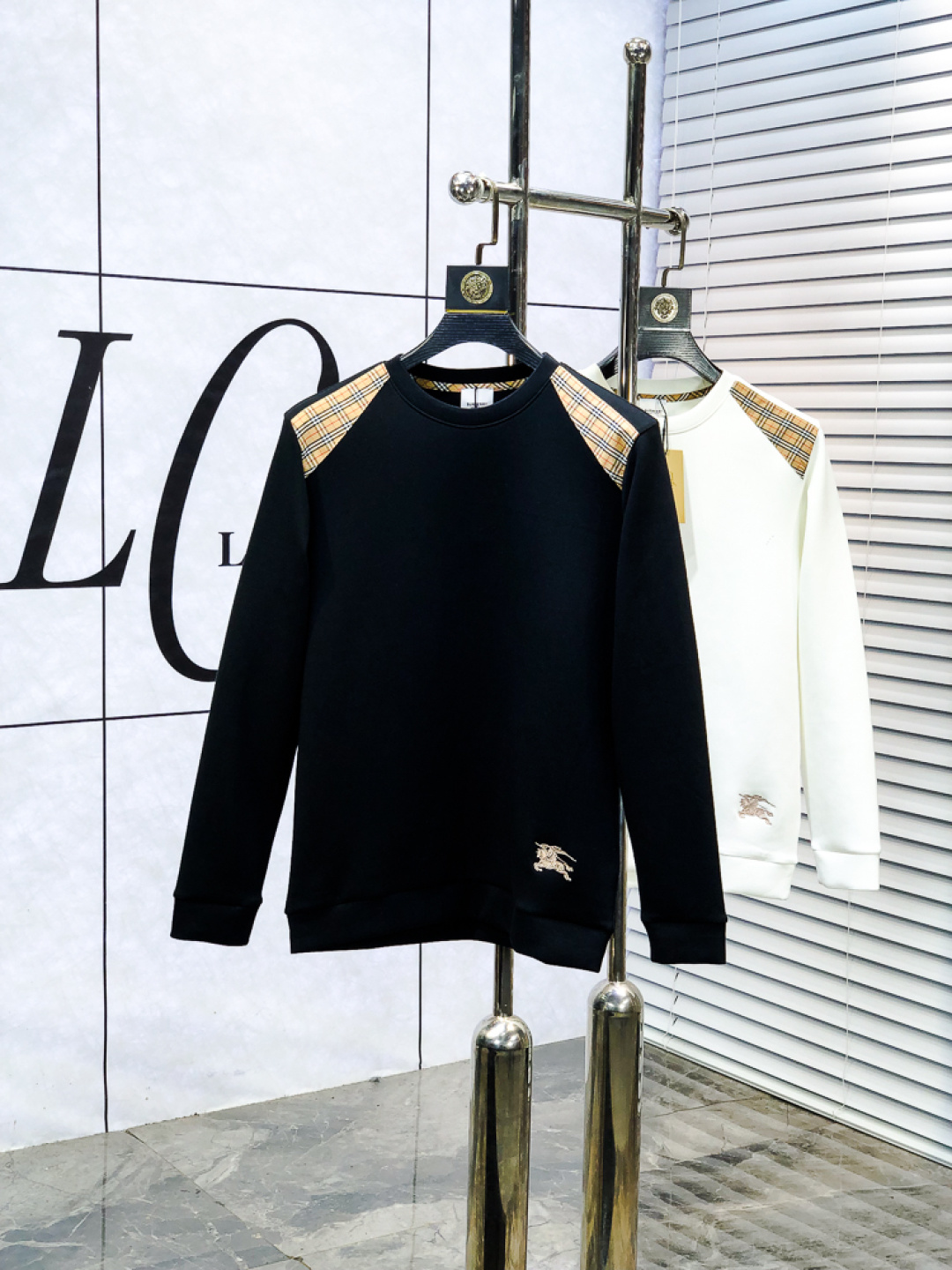 NO:728937,Replacement after the year. Burberry. Chuanjin. 2025 autumn and winter new letter L space cotton sweatshirt. Channel boutique!  Urban series products, made with letter logo elements that are full of luxury, w high-end temperament, a must-have style, 5 a single product with a strong sense of style and charm!  The original customized imported double-sided water-soluble cotton fabric has a comfortable hand feel, the embroidered letter design effect is quite exquisite, fashionable, classic and versatile!  Size.m-4xL.m wears 175/130 pounds, burberry, hoodie, sweatshirts,19860909年后退换. .巴宝莉.穿斤.2025秋冬新款字母l太空棉卫衣.渠道精品！都市系列产物,奢华程度满分的字母logo元素打造,w高端气质型必入的极品款式,5一款极具腔调感与魅力的单品！ 原版定制进口双面水溶棉面料,手感舒适,刺绣字母设计效果相当精致,时尚经典百搭！ 尺码.m-4xL.m穿175/130斤,,burberry,hoodie,sweatshirts,,Men's clothing