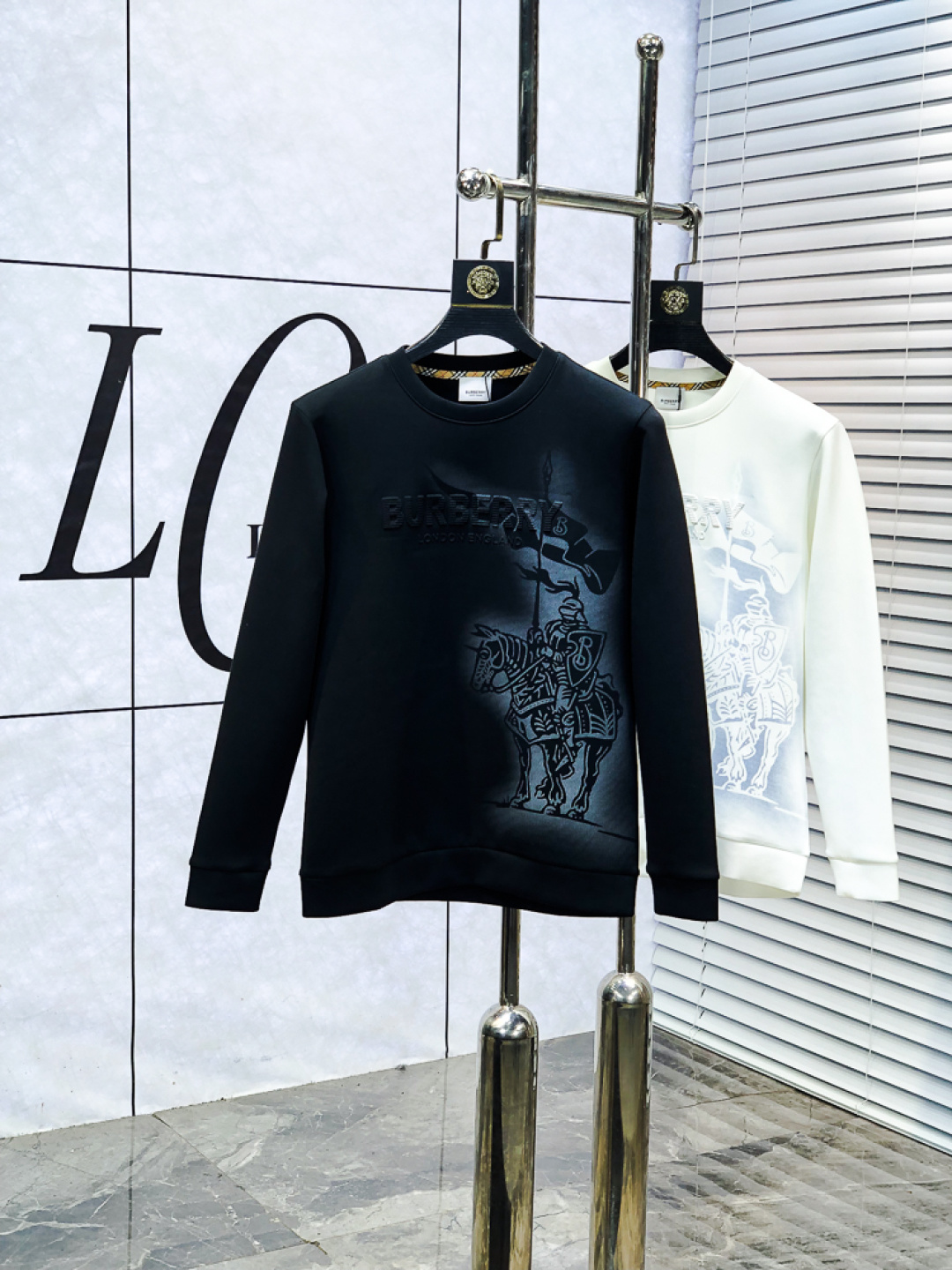 NO:728949,Replacement after the year. Burberry. Chuanjin. 2025 autumn and winter new letter L space cotton sweatshirt. Channel boutique!  Urban series products, made with letter logo elements that are full of luxury, w high-end temperament, a must-have style, 5 a single product with a strong sense of style and charm!  The original customized imported double-sided water-soluble cotton fabric has a comfortable hand feel, the embroidered letter design effect is quite exquisite, fashionable, classic and versatile!  Size.m-4xL.m wears 175/130 pounds, burberry, hoodie, sweatshirts,19860909年后退换. .巴宝莉.穿斤.2025秋冬新款字母l太空棉卫衣.渠道精品！都市系列产物,奢华程度满分的字母logo元素打造,w高端气质型必入的极品款式,5一款极具腔调感与魅力的单品！ 原版定制进口双面水溶棉面料,手感舒适,刺绣字母设计效果相当精致,时尚经典百搭！ 尺码.m-4xL.m穿175/130斤,,burberry,hoodie,sweatshirts,,Men's clothing