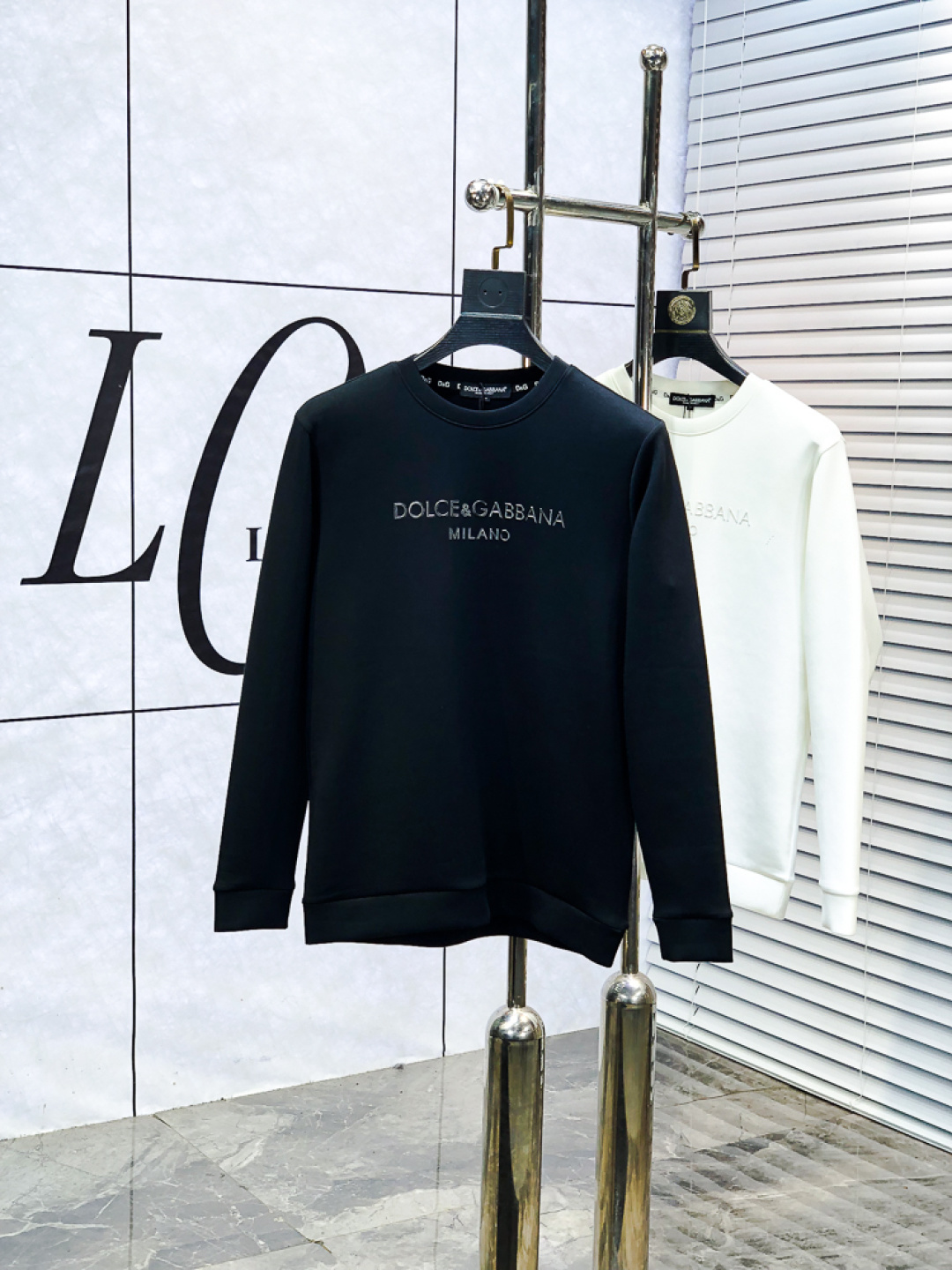 NO:728954,Replacement after the new year. D&G. Chuanjin. 2025 autumn and winter new letter L space cotton sweatshirt. Channel boutique!  Urban series products, made with letter logo elements that are full of luxury, w high-end temperament, a must-have style, 5 a single product with a strong sense of style and charm!  The original customized imported double-sided water-soluble cotton fabric has a comfortable hand feel, the embroidered letter design effect is quite exquisite, fashionable, classic and versatile!  Size.m-4xL.m wears 175/130 pounds,,Dolce&Gabbana,hoodie,sweatshirts,19860909年后退换. .D&G.穿斤.2025秋冬新款字母l太空棉卫衣.渠道精品！都市系列产物,奢华程度满分的字母logo元素打造,w高端气质型必入的极品款式,5一款极具腔调感与魅力的单品！ 原版定制进口双面水溶棉面料,手感舒适,刺绣字母设计效果相当精致,时尚经典百搭！ 尺码.m-4xL.m穿175/130斤,,Dolce&Gabbana,hoodie,sweatshirts,,Men's clothing