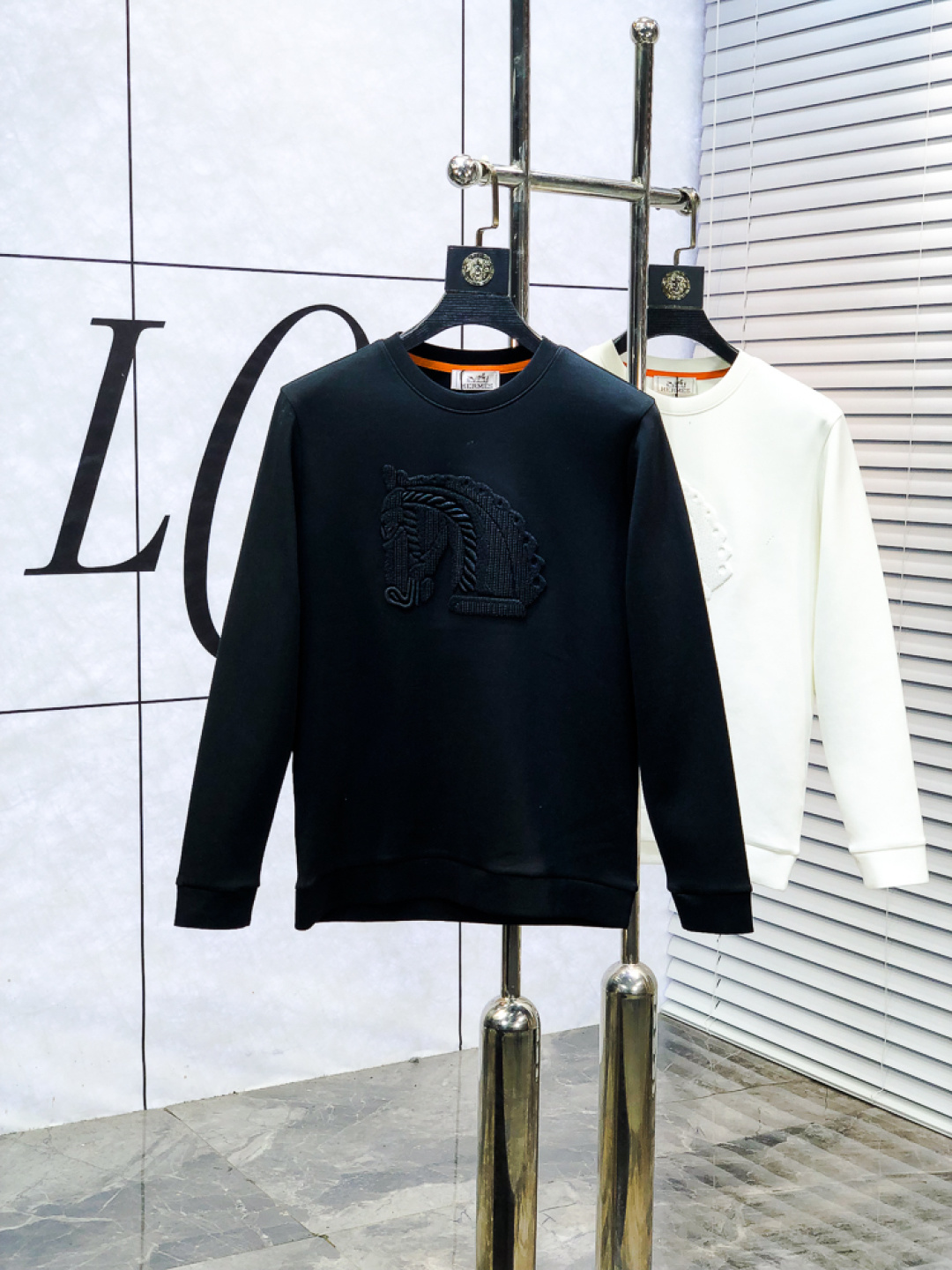 NO:728963,Replacement after the year. Hermès. Chuanjin. 2025 autumn and winter new letter L space cotton sweatshirt. Channel boutique!  Urban series products, made with letter logo elements that are full of luxury, w high-end temperament, a must-have style, 5 a single product with a strong sense of style and charm!  The original customized imported double-sided water-soluble cotton fabric has a comfortable hand feel, the embroidered letter design effect is quite exquisite, fashionable, classic and versatile!  Size.m-4xL.m wears 175/130 pounds, hermes, hoodie, sweatshirts,19860909年后退换. .爱马仕.穿斤.2025秋冬新款字母l太空棉卫衣.渠道精品！都市系列产物,奢华程度满分的字母logo元素打造,w高端气质型必入的极品款式,5一款极具腔调感与魅力的单品！ 原版定制进口双面水溶棉面料,手感舒适,刺绣字母设计效果相当精致,时尚经典百搭！ 尺码.m-4xL.m穿175/130斤,,hermes,hoodie,sweatshirts,,Men's clothing