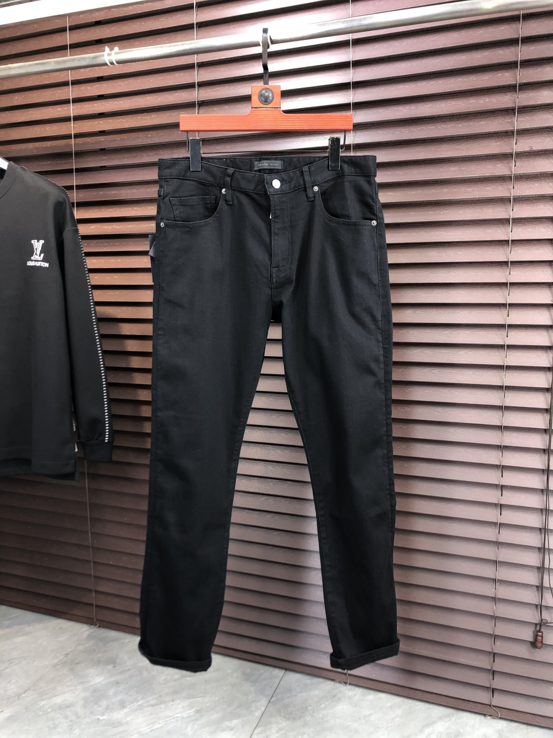 NO:684729,.Prada .2025 new product, original jeans, original heavy workmanship, brand classic LOGO design, complete with three standards!  Original hardware accessories. Customized denim fabrics at NS counters, completely matched to counters. You are welcome to try them on at counters before buying. Don’t be afraid of comparing good products. Size 29-38, prada, jeans,19860909.普拉达 .2025新品,原单牛仔裤 原版重工打造,品牌经典LOGO设计,三标齐全！原版五金辅料.ns专柜定制牛仔面料,完全对版专柜,欢迎专柜试穿后再购买,好货不怕比.码数29-38,,prada,jeans,,Men's clothing