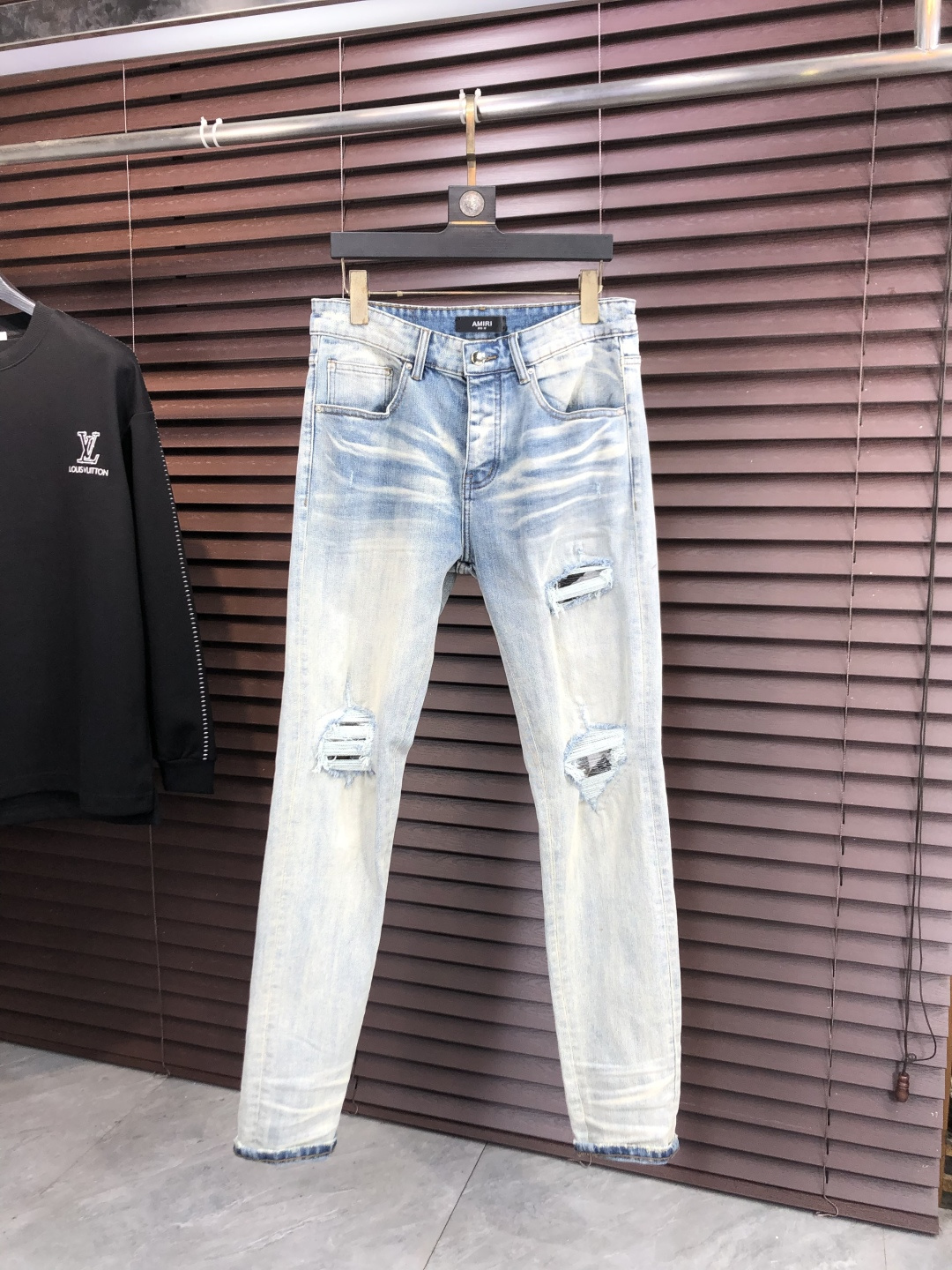 NO:684734,.ami.2025 new product, original jeans, original heavy-made, brand classic LOGO design, complete with three standards!  Original hardware accessories. Customized denim fabrics at ns counters, completely matched to the counters. You are welcome to try them on at the counters before buying. Don’t be afraid of comparing good products. The yardage is 30-40,,jeans,19860909.ami.2025新品,原单牛仔裤 原版重工打造,品牌经典LOGO设计,三标齐全！原版五金辅料.ns专柜定制牛仔面料,完全对版专柜,欢迎专柜试穿后再购买,好货不怕比.码数30-40,,jeans,,Men's clothing