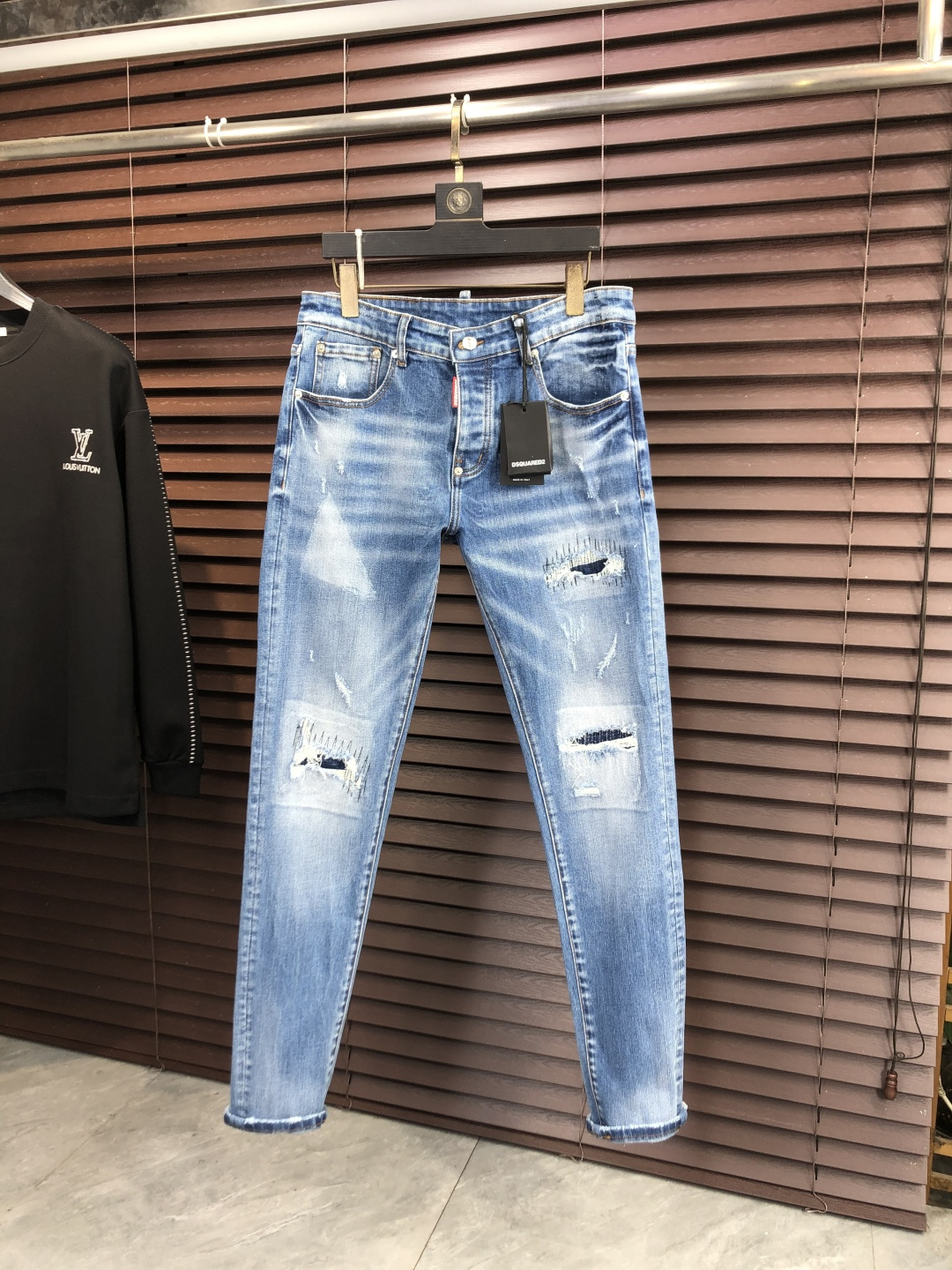 NO:684736,.DsQ.2025 new product, original jeans, made by original heavy industry, brand classic LOGO design, complete with three standards!  Original hardware accessories. Customized denim fabrics at ns counters, completely matched to the counters. You are welcome to try them on at the counters before buying. Don’t be afraid of comparing good products. The yardage is 30-40,,jeans,19860909.DsQ.2025新品,原单牛仔裤 原版重工打造,品牌经典LOGO设计,三标齐全！原版五金辅料.ns专柜定制牛仔面料,完全对版专柜,欢迎专柜试穿后再购买,好货不怕比.码数30-40,,jeans,,Men's clothing