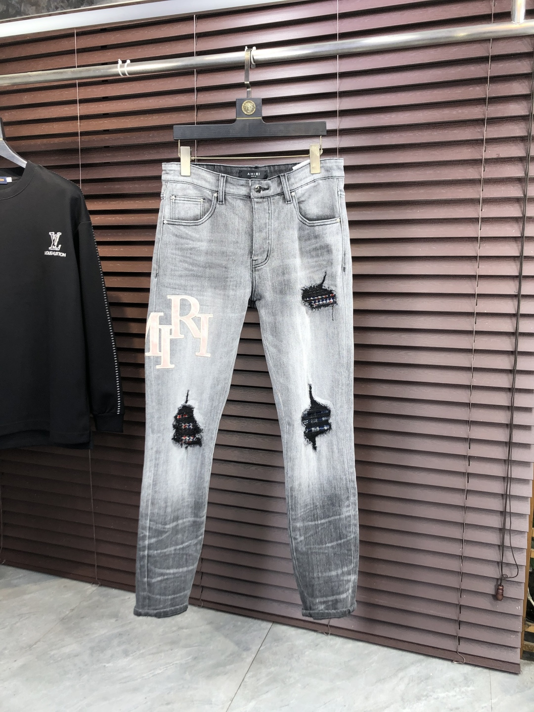 NO:684742,.ami.2025 new product, original jeans, original heavy-made, brand classic LOGO design, complete with three standards!  Original hardware accessories. Customized denim fabrics at ns counters, completely matched to the counters. You are welcome to try them on at the counters before buying. Don’t be afraid of comparing good products. The yardage is 30-40,,jeans,19860909.ami.2025新品,原单牛仔裤 原版重工打造,品牌经典LOGO设计,三标齐全！原版五金辅料.ns专柜定制牛仔面料,完全对版专柜,欢迎专柜试穿后再购买,好货不怕比.码数30-40,,jeans,,Men's clothing