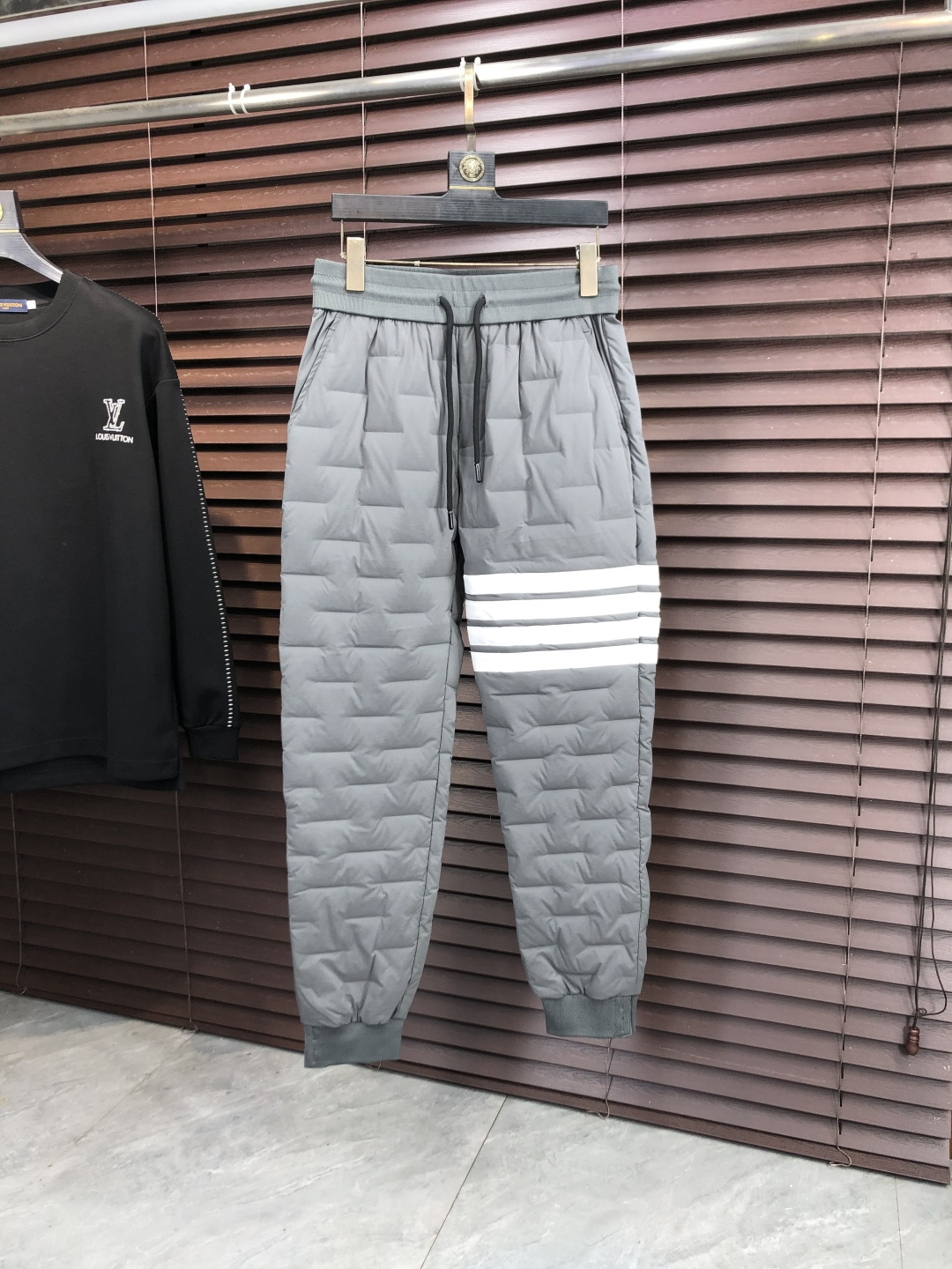 NO:684748,.TB. 2025 new autumn and winter cold-proof functional down trousers, classic down trousers, windproof, rain and snowproof, with large goose down filling inside, comfortable and warm. They are sporty and fashionable and are not afraid of the severe cold in autumn and winter. Ultra-light and warm, 5 craftsmanship details are in place, smooth lines and delicate craftsmanship, coupled with a cool design, it is a super handsome one!  A must-have for cold places in autumn and winter. Winter will keep you from freezing. One piece is worth three!  Size M-4XL.m wears 28.29,,down jacket,19860909.TB.2025秋冬新款防寒机能羽绒裤,经典羽绒长裤,防风防雨雪,内里大朵鹅绒填充,舒适保暖.运动时尚的同时无惧秋冬严寒.超轻又保暖,5工艺细节精细到位,流畅的线条与细腻的工艺,再加上酷感设计上身超帅的一款！秋冬寒冷之地必选,冬天使你不再冷冻,一件抵三件！尺码M-4XL.m穿28.29,,down jacket,,Men's clothing