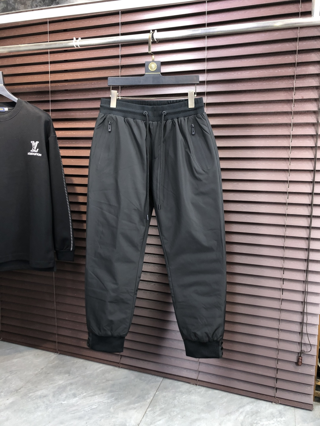 NO:684750,. Zegna. 2025 new autumn and winter cold-proof functional down trousers, classic down trousers, windproof, rain and snowproof, with large goose down filling inside, comfortable and warm. They are sporty and fashionable while not afraid of the severe cold in autumn and winter. Super light and warm, 5 process details are in place, smooth lines and delicate craftsmanship, coupled with a cool design, a super handsome one!  A must-have for cold places in autumn and winter. Winter will keep you from freezing. One piece is worth three!  Size M-4XL.m wears 28.29,,zegna,down jacket,19860909.杰尼亚.2025秋冬新款防寒机能羽绒裤,经典羽绒长裤,防风防雨雪,内里大朵鹅绒填充,舒适保暖.运动时尚的同时无惧秋冬严寒.超轻又保暖,5工艺细节精细到位,流畅的线条与细腻的工艺,再加上酷感设计上身超帅的一款！秋冬寒冷之地必选,冬天使你不再冷冻,一件抵三件！尺码M-4XL.m穿28.29,,zegna,down jacket,,Men's clothing