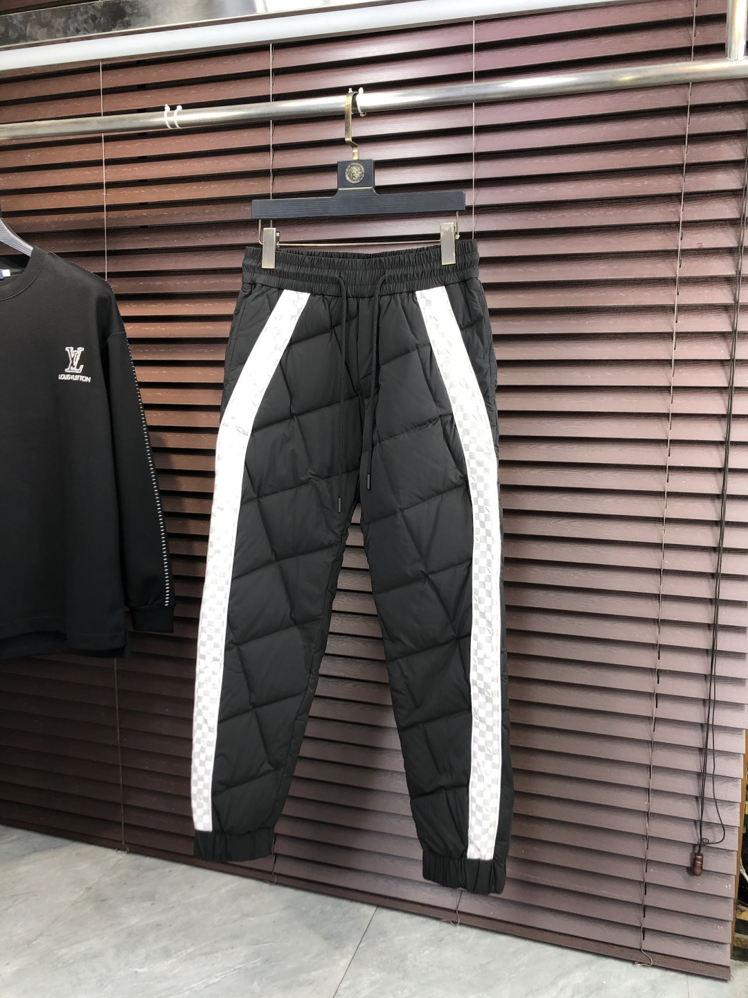 NO:684754,.Lv. 2025 new autumn and winter cold-proof functional down trousers, classic down trousers, windproof, rain and snowproof, large goose down filling inside, comfortable and warm. It is sporty and fashionable while not afraid of the severe cold in autumn and winter. Super light and warm, 5 process details are in place, smooth lines and delicate craftsmanship, coupled with a cool design, it is a super handsome one!  A must-have for cold places in autumn and winter. Winter will keep you from freezing. One piece is worth three!  Size M-4XL.m wears 28.29,,louis vuitton,down jacket,19860909.Lv.2025秋冬新款防寒机能羽绒裤,经典羽绒长裤,防风防雨雪,内里大朵鹅绒填充,舒适保暖.运动时尚的同时无惧秋冬严寒.超轻又保暖,5工艺细节精细到位,流畅的线条与细腻的工艺,再加上酷感设计上身超帅的一款！秋冬寒冷之地必选,冬天使你不再冷冻,一件抵三件！尺码M-4XL.m穿28.29,,louis vuitton,down jacket,,Men's clothing