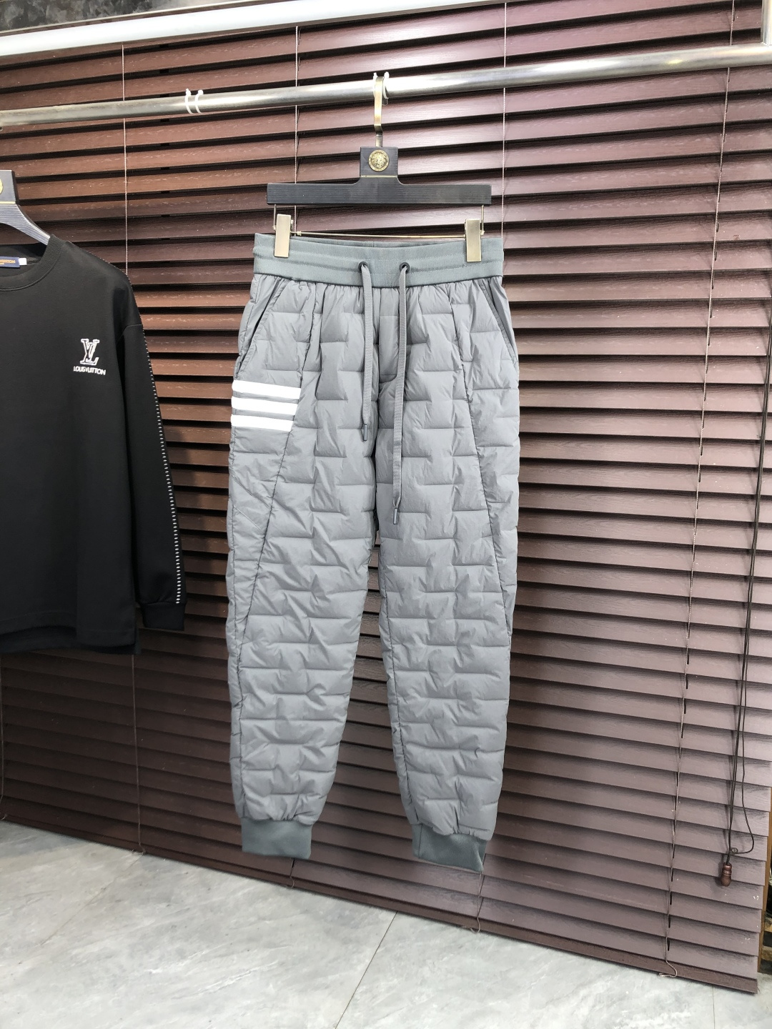 NO:684759,.TB. 2025 new autumn and winter cold-proof functional down trousers, classic down trousers, windproof, rain and snowproof, with large goose down filling inside, comfortable and warm. They are sporty and fashionable and are not afraid of the severe cold in autumn and winter. Ultra-light and warm, 5 craftsmanship details are in place, smooth lines and delicate craftsmanship, coupled with a cool design, it is a super handsome one!  A must-have for cold places in autumn and winter. Winter will keep you from freezing. One piece is worth three!  Size M-4XL.m wears 28.29,,down jacket,19860909.TB.2025秋冬新款防寒机能羽绒裤,经典羽绒长裤,防风防雨雪,内里大朵鹅绒填充,舒适保暖.运动时尚的同时无惧秋冬严寒.超轻又保暖,5工艺细节精细到位,流畅的线条与细腻的工艺,再加上酷感设计上身超帅的一款！秋冬寒冷之地必选,冬天使你不再冷冻,一件抵三件！尺码M-4XL.m穿28.29,,down jacket,,Men's clothing