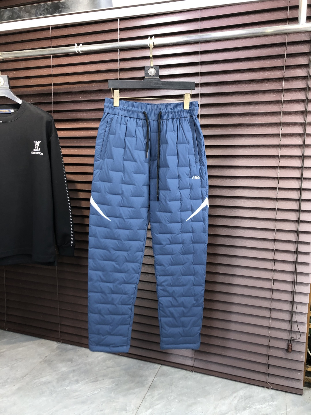 NO:684764,. Balenciaga. 2025 autumn and winter new cold-proof functional down trousers, classic down trousers, windproof, rain and snowproof, large goose down filling inside, comfortable and warm. It is sporty and fashionable while not afraid of the severe cold in autumn and winter. Super light and warm, 5 craftsmanship details are in place, smooth lines and delicate craftsmanship, coupled with a cool design, it is a super handsome one!  A must-have for cold places in autumn and winter. Winter will keep you from freezing. One piece is worth three!  Size M-4XL.m wears 28.29,,balenciaga,down jacket,19860909.巴黎世家.2025秋冬新款防寒机能羽绒裤,经典羽绒长裤,防风防雨雪,内里大朵鹅绒填充,舒适保暖.运动时尚的同时无惧秋冬严寒.超轻又保暖,5工艺细节精细到位,流畅的线条与细腻的工艺,再加上酷感设计上身超帅的一款！秋冬寒冷之地必选,冬天使你不再冷冻,一件抵三件！尺码M-4XL.m穿28.29,,balenciaga,down jacket,,Men's clothing