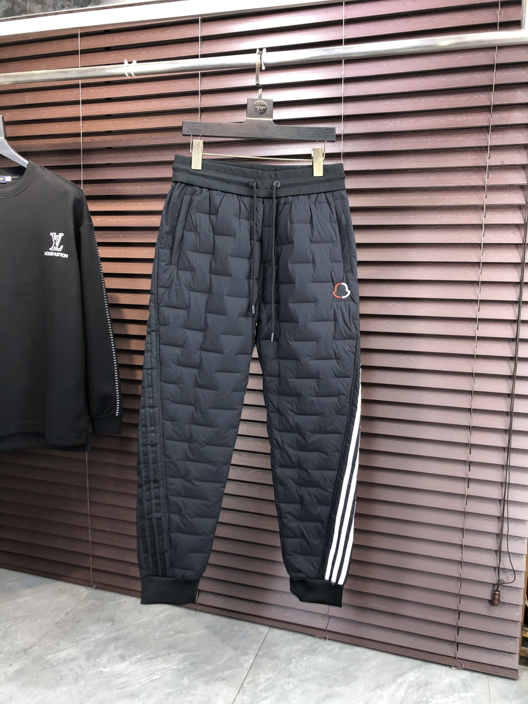 NO:684767,.Mask. 2025 autumn and winter new cold-proof functional down pants, classic down trousers, windproof, rain and snowproof, large goose down filling inside, comfortable and warm. It is sporty and fashionable while not afraid of the severe cold in autumn and winter. Super light and warm, 5 craftsmanship details are in place, smooth lines and delicate craftsmanship, coupled with a cool design, it is a super handsome one!  A must-have for cold places in autumn and winter. Winter will keep you from freezing. One piece is worth three!  Size M-4XL.m wears 28.29,,Moncler,down jacket,19860909.蒙口.2025秋冬新款防寒机能羽绒裤,经典羽绒长裤,防风防雨雪,内里大朵鹅绒填充,舒适保暖.运动时尚的同时无惧秋冬严寒.超轻又保暖,5工艺细节精细到位,流畅的线条与细腻的工艺,再加上酷感设计上身超帅的一款！秋冬寒冷之地必选,冬天使你不再冷冻,一件抵三件！尺码M-4XL.m穿28.29,,Moncler,down jacket,,Men's clothing