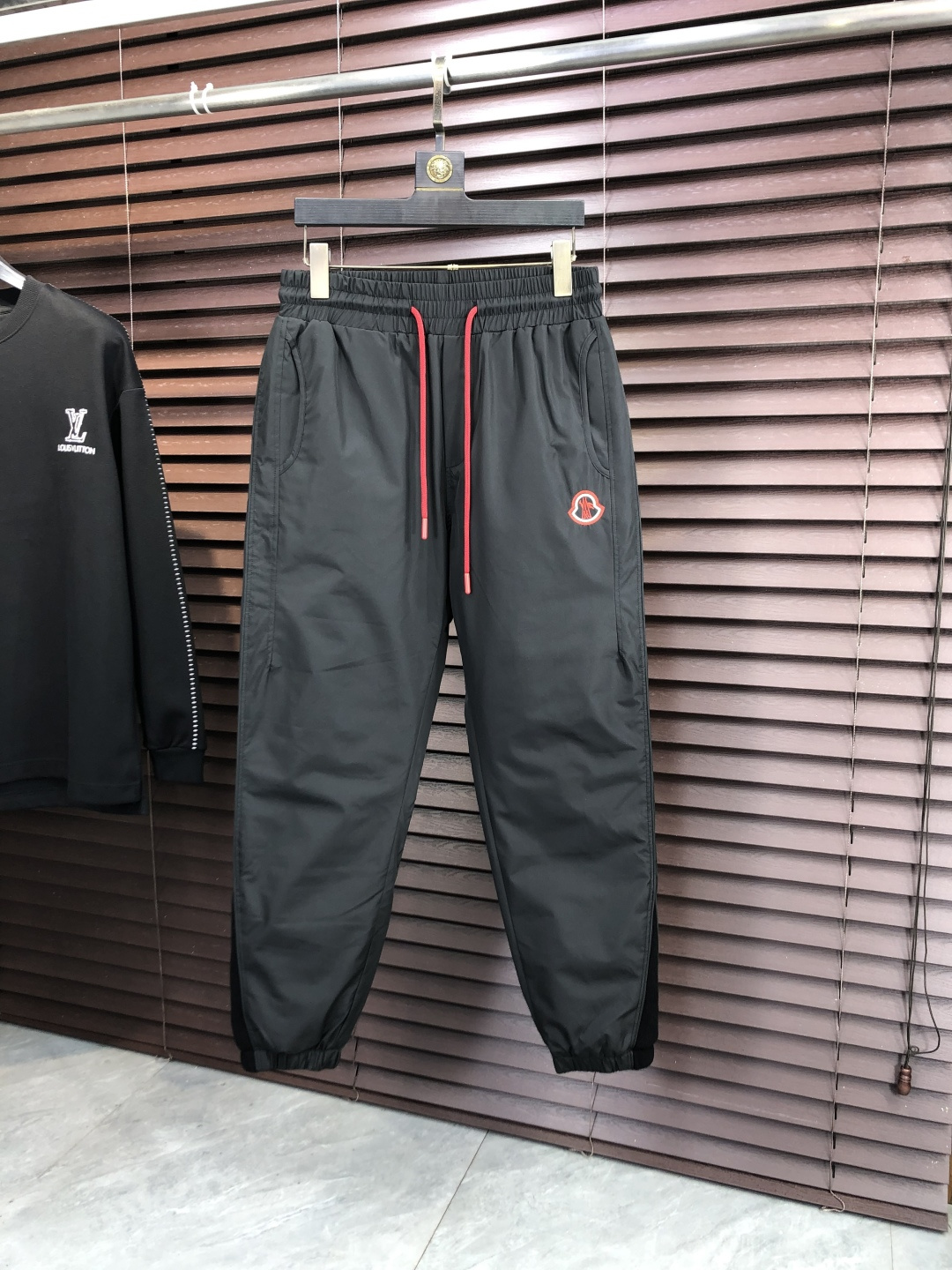 NO:684778,.Mask. 2025 autumn and winter new cold-proof functional down pants, classic down trousers, windproof, rain and snowproof, large goose down filling inside, comfortable and warm. It is sporty and fashionable while not afraid of the severe cold in autumn and winter. Super light and warm, 5 craftsmanship details are in place, smooth lines and delicate craftsmanship, coupled with a cool design, it is a super handsome one!  A must-have for cold places in autumn and winter. Winter will keep you from freezing. One piece is worth three!  Size M-4XL.m wears 28.29,,Moncler,down jacket,19860909.蒙口.2025秋冬新款防寒机能羽绒裤,经典羽绒长裤,防风防雨雪,内里大朵鹅绒填充,舒适保暖.运动时尚的同时无惧秋冬严寒.超轻又保暖,5工艺细节精细到位,流畅的线条与细腻的工艺,再加上酷感设计上身超帅的一款！秋冬寒冷之地必选,冬天使你不再冷冻,一件抵三件！尺码M-4XL.m穿28.29,,Moncler,down jacket,,Men's clothing