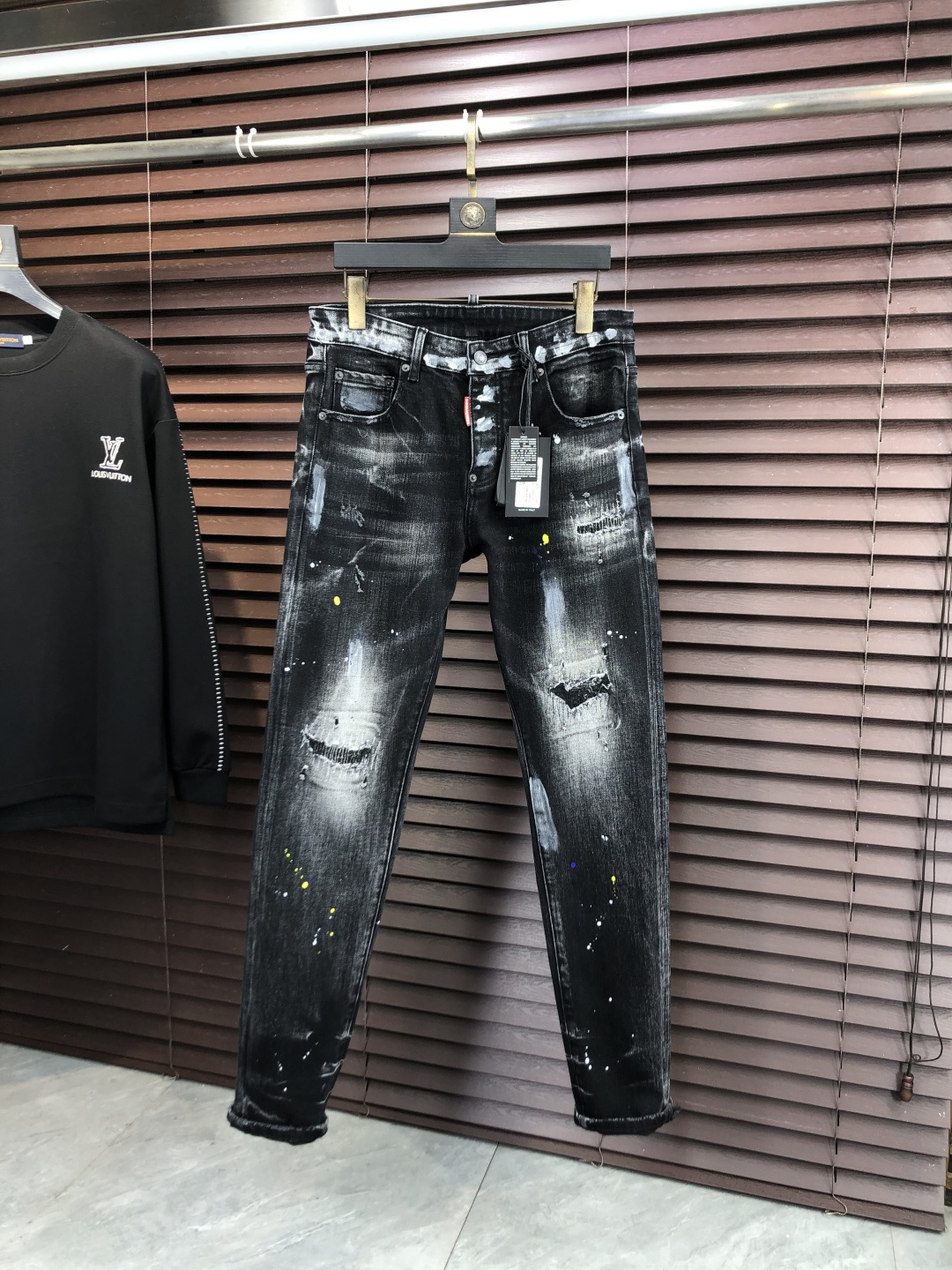 NO:690599,.DSQ.2025 new product, original jeans, made by original heavy industry, brand classic LOGO design, complete with three standards!  Original hardware accessories. Customized denim fabrics at ns counters, completely matched to the counters. You are welcome to try them on at the counters before buying. Don’t be afraid of comparing good products. The yardage is 30-40,,jeans,19860909.DSQ.2025新品,原单牛仔裤 原版重工打造,品牌经典LOGO设计,三标齐全！原版五金辅料.ns专柜定制牛仔面料,完全对版专柜,欢迎专柜试穿后再购买,好货不怕比.码数30-40,,jeans,,Men's clothing