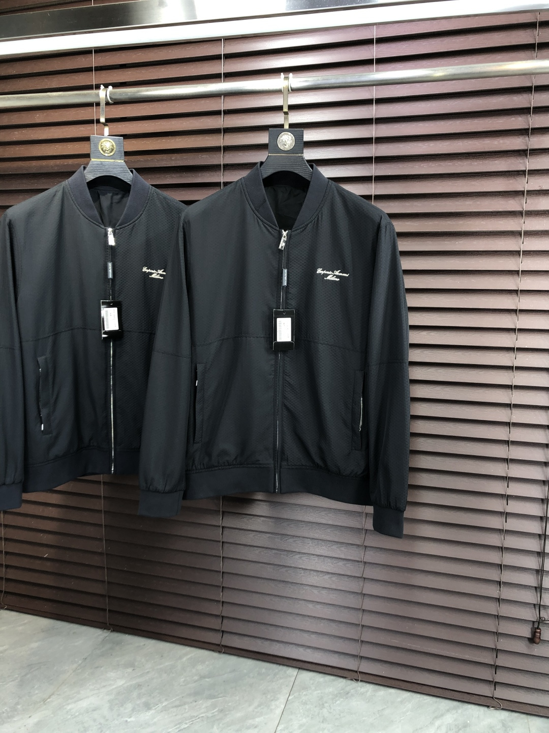 NO:690602,.Armani.25 new popular autumn and winter counter new casual fashion jacket. Super avant-garde design style. Delicate and comfortable. Very light to wear and not easy to wrinkle. Multiple craftsmanship. The overall design is quite visual. The upper body is casual and stylish. w5 has a certain stiffness. It is definitely at the forefront of fashion. It is recommended for urban leisure. Size M~3XL (48-56) m wears 175/130, armani, jackets & coats,19860909.阿玛尼.25秋冬新款爆款专柜新款休闲时尚夹克 超前卫设计风格 细腻舒适 穿着非常轻便不易起皱.多重重工艺 整体的设计颇具视觉感,上身休闲有型,w5有一定的挺括度,绝对走在时尚最尖端的气质感推荐,都市休闲必备. 码数M~3XL（48-56）m穿175/130,,armani,jackets & coats,,Men's clothing