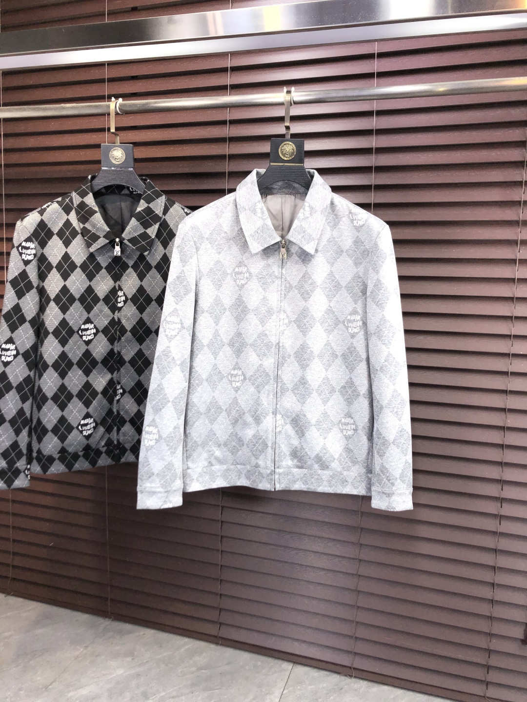 NO:690603,.LV.25 new popular autumn and winter counter new casual fashion jacket. Ultra-avant-garde design style. Delicate and comfortable. Very light to wear and not easy to wrinkle. Multiple craftsmanship. The overall design is quite visual. The upper body is casual and stylish. w5 has a certain degree of stiffness. It is definitely recommended for the temperament that is at the forefront of fashion. It is a must-have for urban leisure. Size M~3XL (48-56) m wears 175/130, louis vuitton, jackets &  coats,19860909.LV.25秋冬新款爆款专柜新款休闲时尚夹克 超前卫设计风格 细腻舒适 穿着非常轻便不易起皱.多重重工艺 整体的设计颇具视觉感,上身休闲有型,w5有一定的挺括度,绝对走在时尚最尖端的气质感推荐,都市休闲必备. 码数M~3XL（48-56）m穿175/130,,louis vuitton,jackets & coats,,Men's clothing