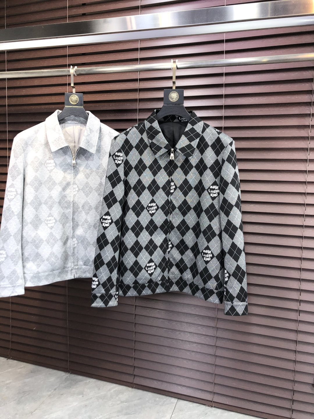 NO:690605,.Lv 25 autumn and winter new popular counter new casual fashion jacket, ultra-avant-garde design style, delicate and comfortable, very light to wear and not easy to wrinkle. Multiple craftsmanship, the overall design is quite visual, the upper body is casual and stylish, w5 has a certain degree of stiffness, definitely at the forefront of fashion, recommended for urban leisure. Size M~3XL (48-56) m wears 175/130, louis vuitton, jackets &  coats,19860909.Lv 25秋冬新款爆款专柜新款休闲时尚夹克 超前卫设计风格 细腻舒适 穿着非常轻便不易起皱.多重重工艺 整体的设计颇具视觉感,上身休闲有型,w5有一定的挺括度,绝对走在时尚最尖端的气质感推荐,都市休闲必备. 码数M~3XL（48-56）m穿175/130,,louis vuitton,jackets & coats,,Men's clothing