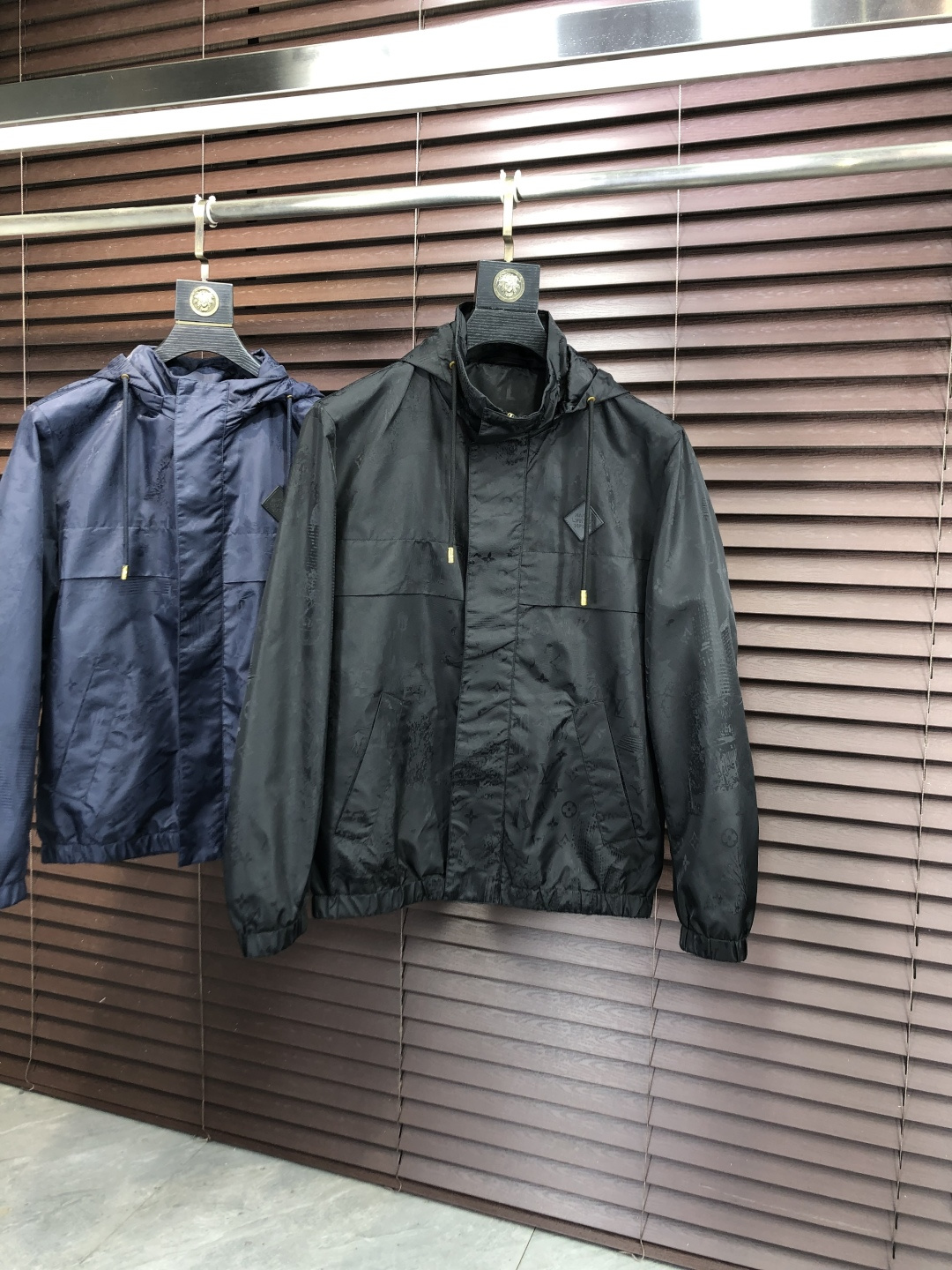 NO:690607,.Lv.25 new popular autumn and winter counter new casual fashion jacket. Ultra-avant-garde design style. Delicate and comfortable. Very light to wear and not easy to wrinkle. Multiple craftsmanship. The overall design is quite visual. The upper body is casual and stylish. w5 has a certain degree of stiffness. It is definitely recommended for the temperament that is at the forefront of fashion. It is a must-have for urban leisure. Size M~3XL (48-56) m wears 175/130, louis vuitton, jackets &  coats,19860909.Lv.25秋冬新款爆款专柜新款休闲时尚夹克 超前卫设计风格 细腻舒适 穿着非常轻便不易起皱.多重重工艺 整体的设计颇具视觉感,上身休闲有型,w5有一定的挺括度,绝对走在时尚最尖端的气质感推荐,都市休闲必备. 码数M~3XL（48-56）m穿175/130,,louis vuitton,jackets & coats,,Men's clothing