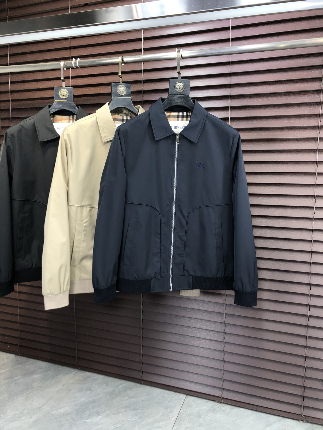 NO:690611,.Burberry.25 new popular autumn and winter counter new casual fashion jacket. Ultra-avant-garde design style. Delicate and comfortable. Very light and not easy to wrinkle. Multiple craftsmanship. The overall design is quite visual. The upper body is casual and stylish. w5 has a certain degree of stiffness. It is definitely recommended for the temperament that is at the forefront of fashion. It is a must-have for urban leisure. Size M~3XL (48-56) m wears 175/130, burberry, jackets & coats,19860909.巴宝莉.25秋冬新款爆款专柜新款休闲时尚夹克 超前卫设计风格 细腻舒适 穿着非常轻便不易起皱.多重重工艺 整体的设计颇具视觉感,上身休闲有型,w5有一定的挺括度,绝对走在时尚最尖端的气质感推荐,都市休闲必备. 码数M~3XL（48-56）m穿175/130,,burberry,jackets & coats,,Men's clothing