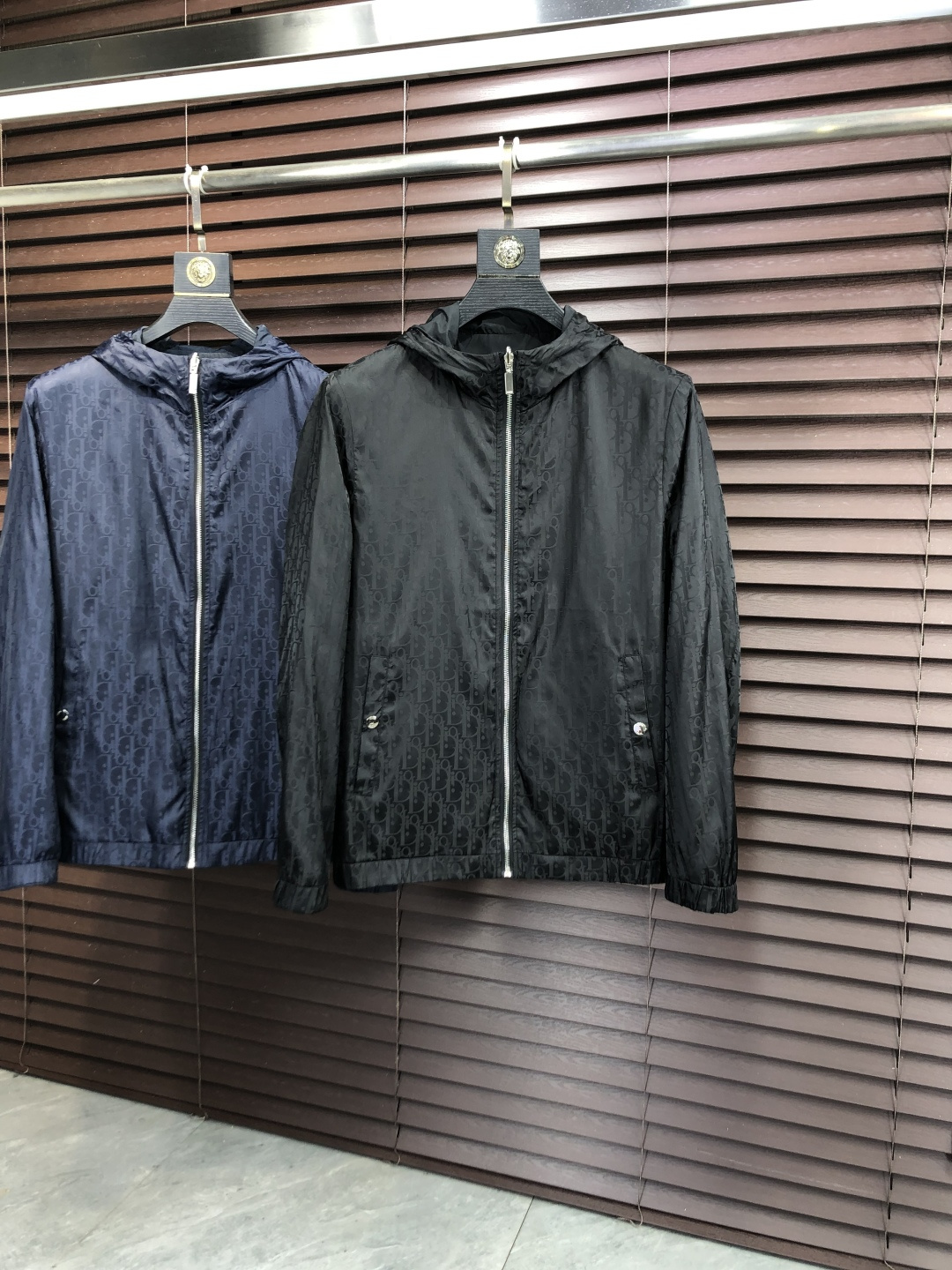 NO:690604,.Dior. Double-sided wear. 25 autumn and winter new popular counter new casual fashion jacket. Ultra-avant-garde design style. Delicate and comfortable. Very light and not easy to wrinkle. Multiple craftsmanship. The overall design is quite visual. The upper body is casual and stylish. w5 has a certain degree of stiffness. It is definitely recommended for the temperament that is at the forefront of fashion. It is a must-have for urban leisure. Size M~3XL (48-56) m wears 175/130, dior, jackets &  coats,19860909.Dior.双面穿.25秋冬新款爆款专柜新款休闲时尚夹克 超前卫设计风格 细腻舒适 穿着非常轻便不易起皱.多重重工艺 整体的设计颇具视觉感,上身休闲有型,w5有一定的挺括度,绝对走在时尚最尖端的气质感推荐,都市休闲必备. 码数M~3XL（48-56）m穿175/130,,dior,jackets & coats,,Men's clothing