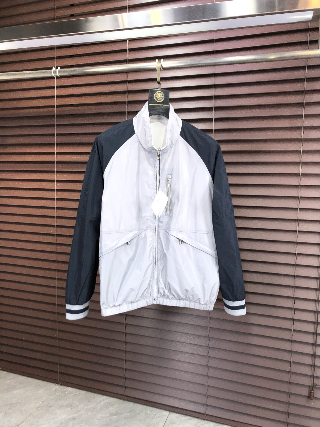 NO:690606,.BC. Double-sided wear. 25 autumn and winter new popular counter new casual fashion jacket. Ultra-avant-garde design style. Delicate and comfortable. Very light and not easy to wrinkle. Multiple craftsmanship. The overall design is quite visual. The upper body is casual and stylish. w5 has a certain stiffness. It is definitely at the forefront of fashion. It is recommended for urban leisure. Size M~3XL (48-56) m wears 175/130, jackets & coats,19860909.BC.双面穿.25秋冬新款爆款专柜新款休闲时尚夹克 超前卫设计风格 细腻舒适 穿着非常轻便不易起皱.多重重工艺 整体的设计颇具视觉感,上身休闲有型,w5有一定的挺括度,绝对走在时尚最尖端的气质感推荐,都市休闲必备. 码数M~3XL（48-56）m穿175/130,,jackets & coats,,Men's clothing