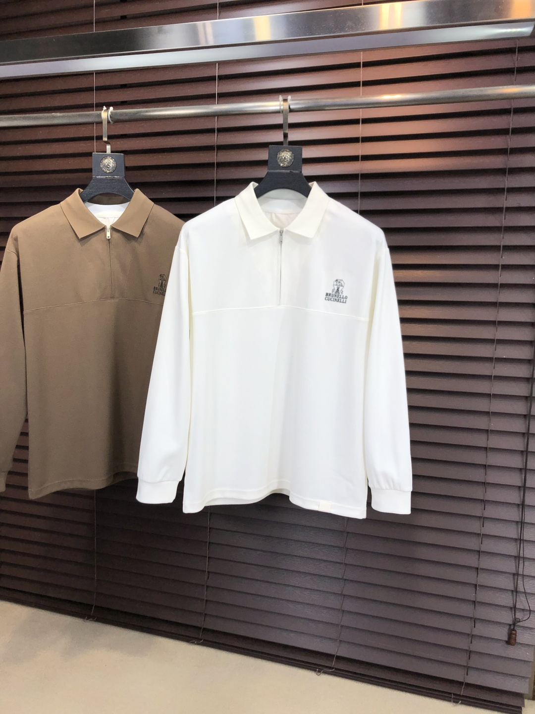 🉑️年后退换。p275。BC。2025秋冬新款男士标识polo衫，延续经典商务休闲翻领POLO恤.该款Polo衫采用丝光珠地棉面料制成，隽永设计可跨越时尚潮流。经典款型，2品牌LOGO立体别致，让整体更具细节感 合体的版型，面料采用全棉珠地料，舒适，亲肤，透气好，平时通勤休闲都很实穿的一款 强烈推荐。尺码：M-3XL m穿175/130