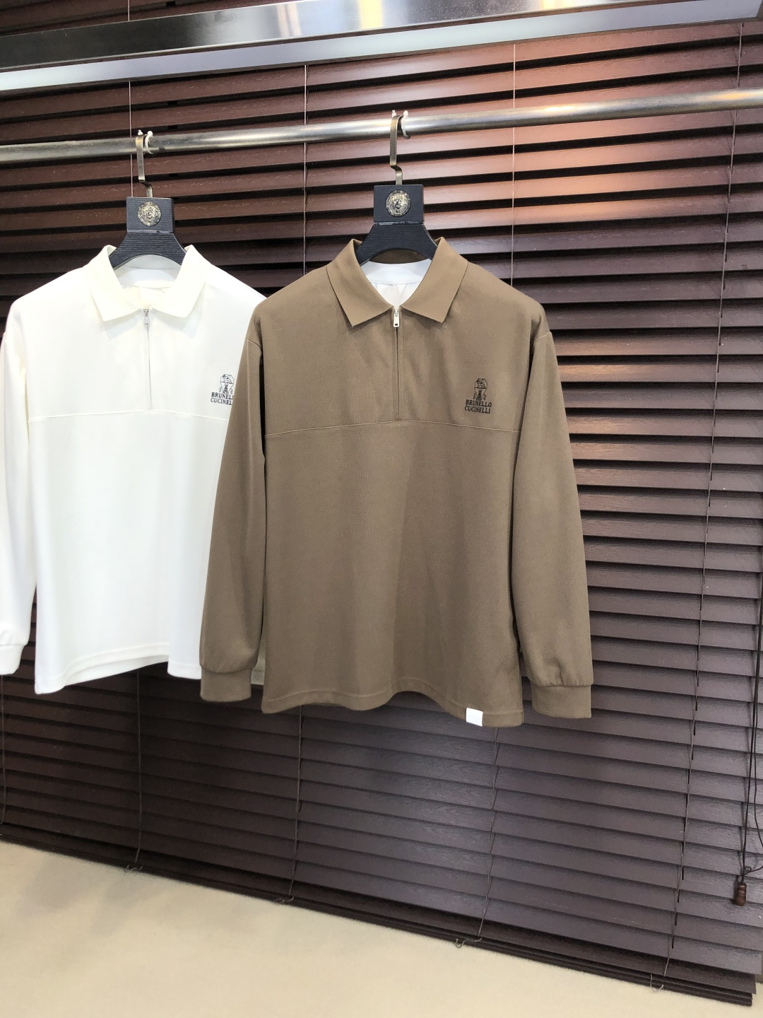 🉑️年后退换。p275。BC。2025秋冬新款男士标识polo衫，延续经典商务休闲翻领POLO恤.该款Polo衫采用丝光珠地棉面料制成，隽永设计可跨越时尚潮流。经典款型，2品牌LOGO立体别致，让整体更具细节感 合体的版型，面料采用全棉珠地料，舒适，亲肤，透气好，平时通勤休闲都很实穿的一款 强烈推荐。尺码：M-3XL m穿175/130