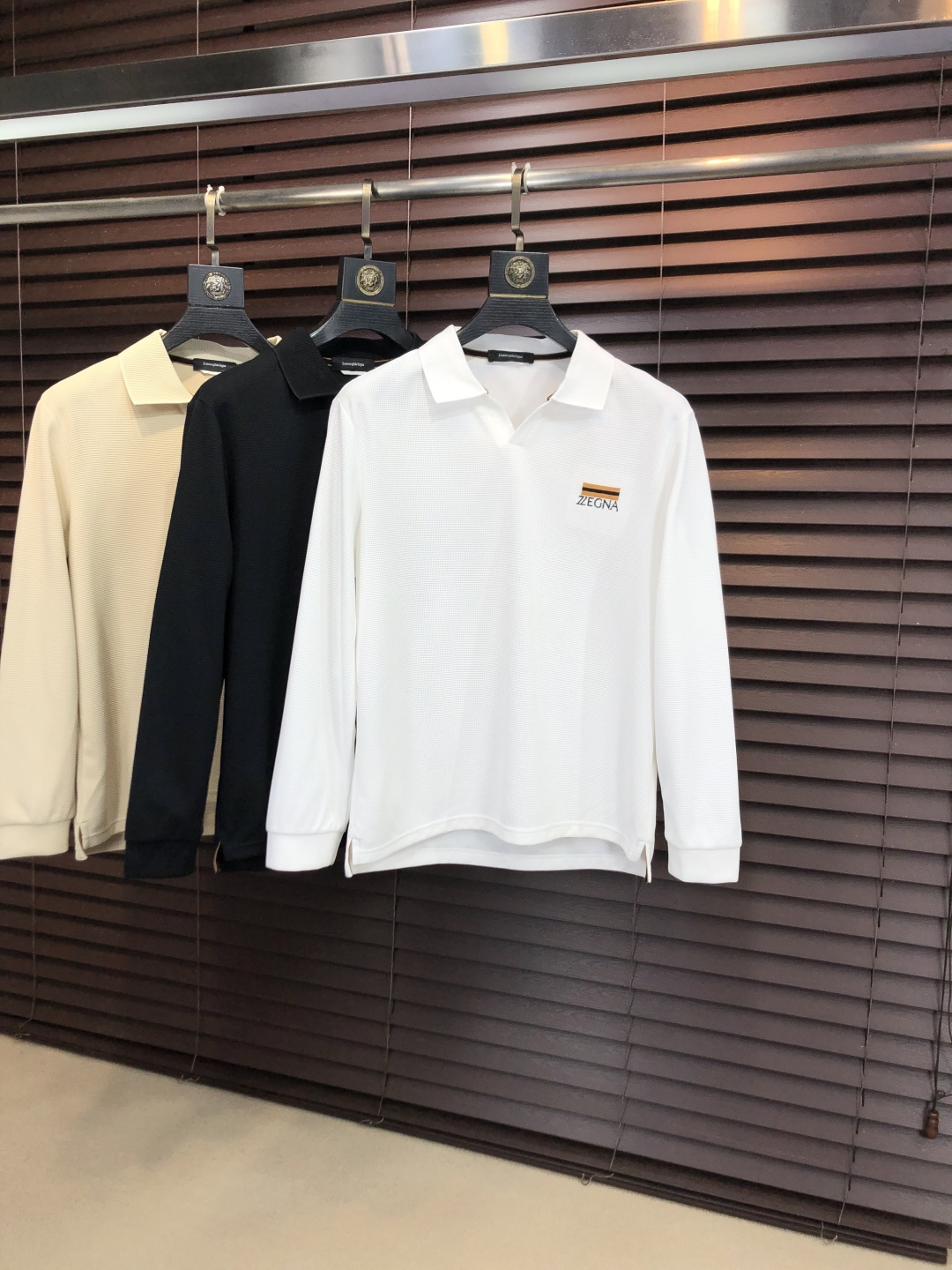 🉑️年后退换。p275。杰尼亚 2025秋冬新款男士标识polo衫，延续经典商务休闲翻领POLO恤.该款Polo衫采用丝光珠地棉面料制成，隽永设计可跨越时尚潮流。经典款型，2品牌LOGO立体别致，让整体更具细节感 合体的版型，面料采用全棉珠地料，舒适，亲肤，透气好，平时通勤休闲都很实穿的一款 强烈推荐。尺码：M-3XL m穿175/130