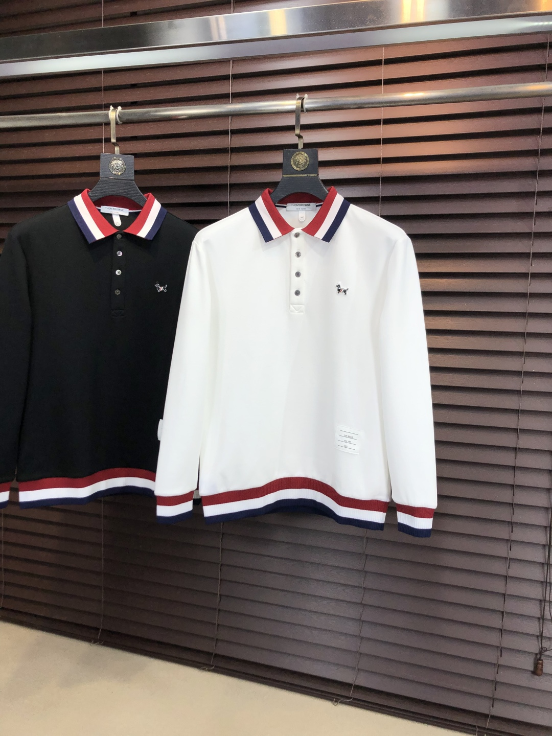 🉑️年后退换。p275。TB。2025秋冬新款男士标识polo衫，延续经典商务休闲翻领POLO恤.该款Polo衫采用丝光珠地棉面料制成，隽永设计可跨越时尚潮流。经典款型，2品牌LOGO立体别致，让整体更具细节感 合体的版型，面料采用全棉珠地料，舒适，亲肤，透气好，平时通勤休闲都很实穿的一款 强烈推荐。尺码：M-3XL m穿175/130