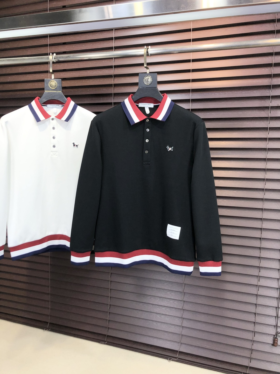 🉑️年后退换。p275。TB。2025秋冬新款男士标识polo衫，延续经典商务休闲翻领POLO恤.该款Polo衫采用丝光珠地棉面料制成，隽永设计可跨越时尚潮流。经典款型，2品牌LOGO立体别致，让整体更具细节感 合体的版型，面料采用全棉珠地料，舒适，亲肤，透气好，平时通勤休闲都很实穿的一款 强烈推荐。尺码：M-3XL m穿175/130