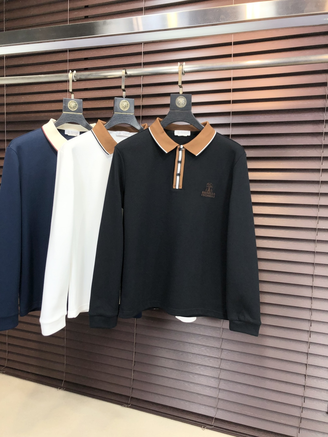 🉑️年后退换。p275。BC。2025秋冬新款男士标识polo衫，延续经典商务休闲翻领POLO恤.该款Polo衫采用丝光珠地棉面料制成，隽永设计可跨越时尚潮流。经典款型，2品牌LOGO立体别致，让整体更具细节感 合体的版型，面料采用全棉珠地料，舒适，亲肤，透气好，平时通勤休闲都很实穿的一款 强烈推荐。尺码：M-3XL m穿175/130