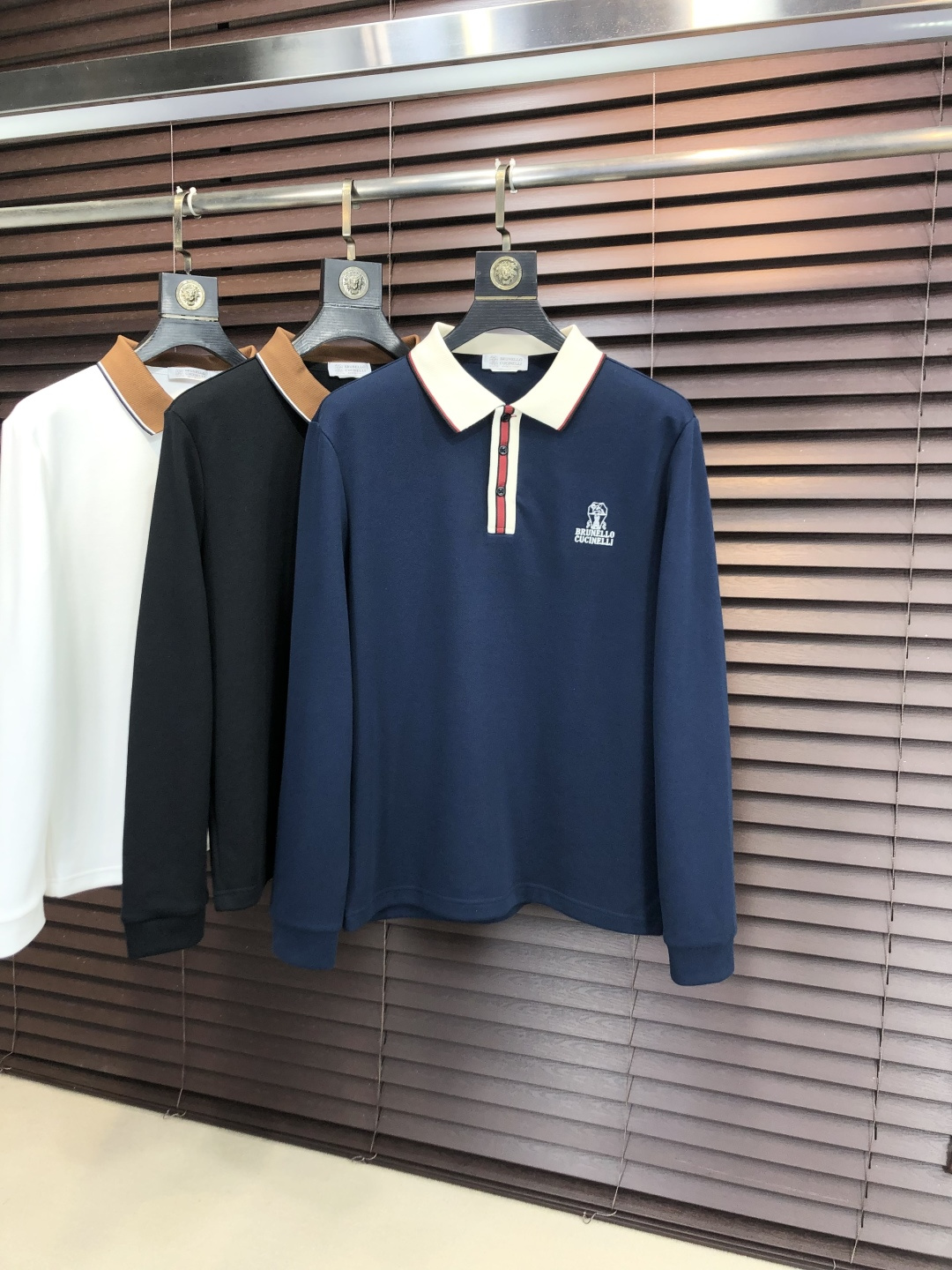 🉑️年后退换。p275。BC。2025秋冬新款男士标识polo衫，延续经典商务休闲翻领POLO恤.该款Polo衫采用丝光珠地棉面料制成，隽永设计可跨越时尚潮流。经典款型，2品牌LOGO立体别致，让整体更具细节感 合体的版型，面料采用全棉珠地料，舒适，亲肤，透气好，平时通勤休闲都很实穿的一款 强烈推荐。尺码：M-3XL m穿175/130