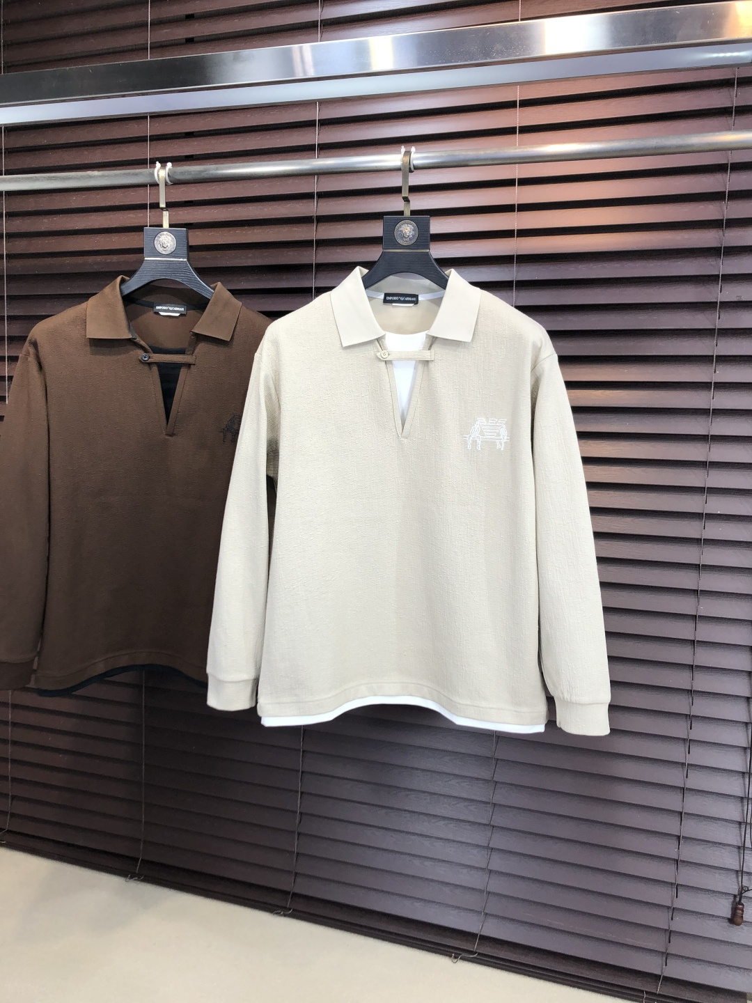 🉑️年后退换。p275。阿玛尼。2025秋冬新款男士标识polo衫，延续经典商务休闲翻领POLO恤.该款Polo衫采用丝光珠地棉面料制成，隽永设计可跨越时尚潮流。经典款型，2品牌LOGO立体别致，让整体更具细节感 合体的版型，面料采用全棉珠地料，舒适，亲肤，透气好，平时通勤休闲都很实穿的一款 强烈推荐。尺码：M-3XL m穿175/130