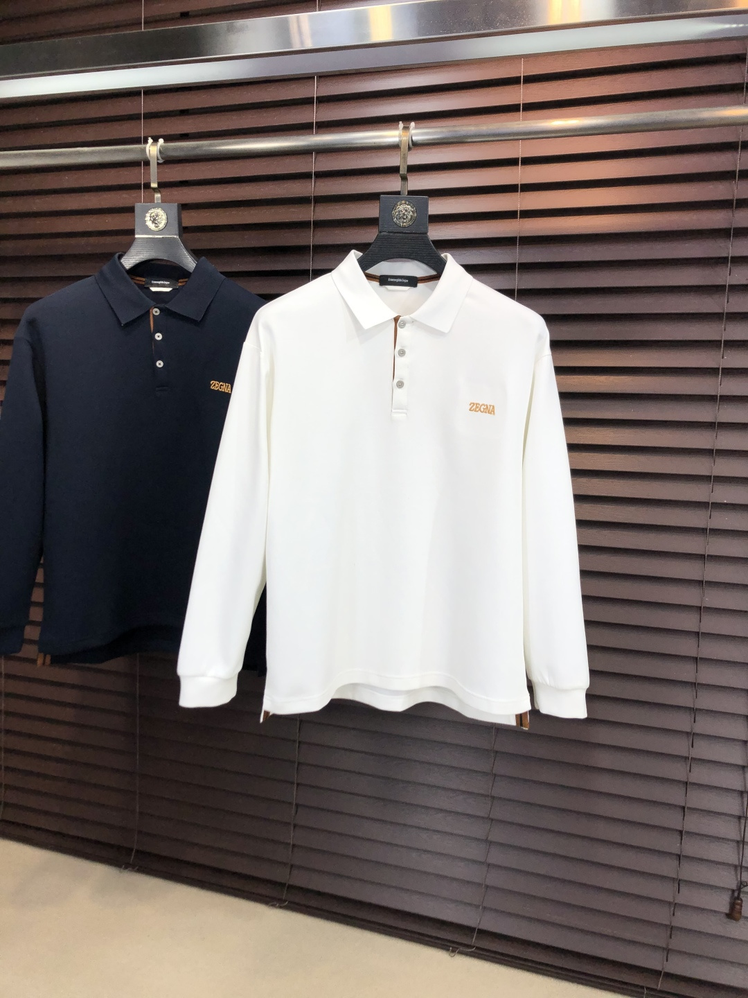 🉑️年后退换。p275。杰尼亚。2025秋冬新款男士标识polo衫，延续经典商务休闲翻领POLO恤.该款Polo衫采用丝光珠地棉面料制成，隽永设计可跨越时尚潮流。经典款型，2品牌LOGO立体别致，让整体更具细节感 合体的版型，面料采用全棉珠地料，舒适，亲肤，透气好，平时通勤休闲都很实穿的一款 强烈推荐。尺码：M-3XL m穿175/130