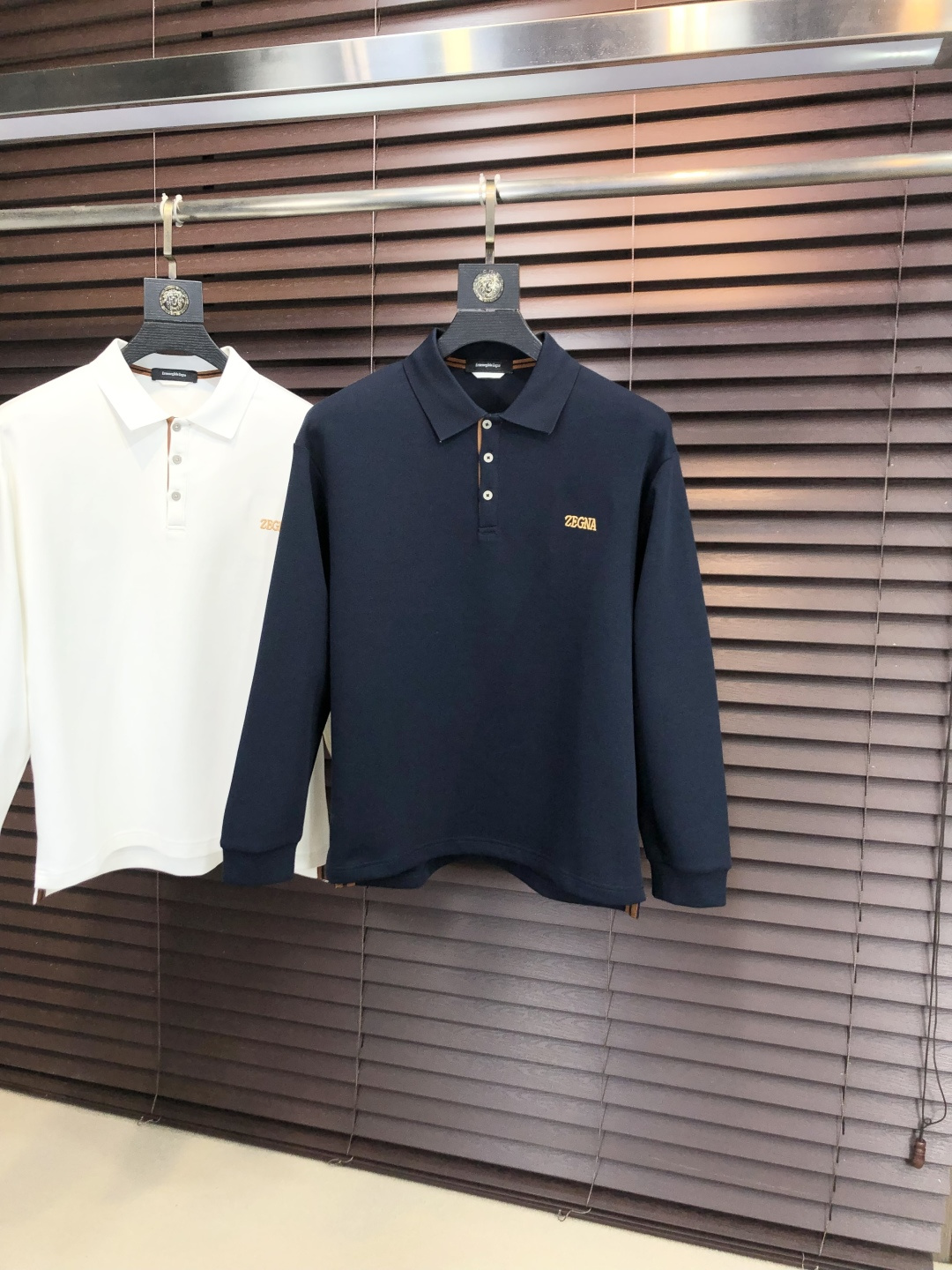 🉑️年后退换。p275。杰尼亚。2025秋冬新款男士标识polo衫，延续经典商务休闲翻领POLO恤.该款Polo衫采用丝光珠地棉面料制成，隽永设计可跨越时尚潮流。经典款型，2品牌LOGO立体别致，让整体更具细节感 合体的版型，面料采用全棉珠地料，舒适，亲肤，透气好，平时通勤休闲都很实穿的一款 强烈推荐。尺码：M-3XL m穿175/130