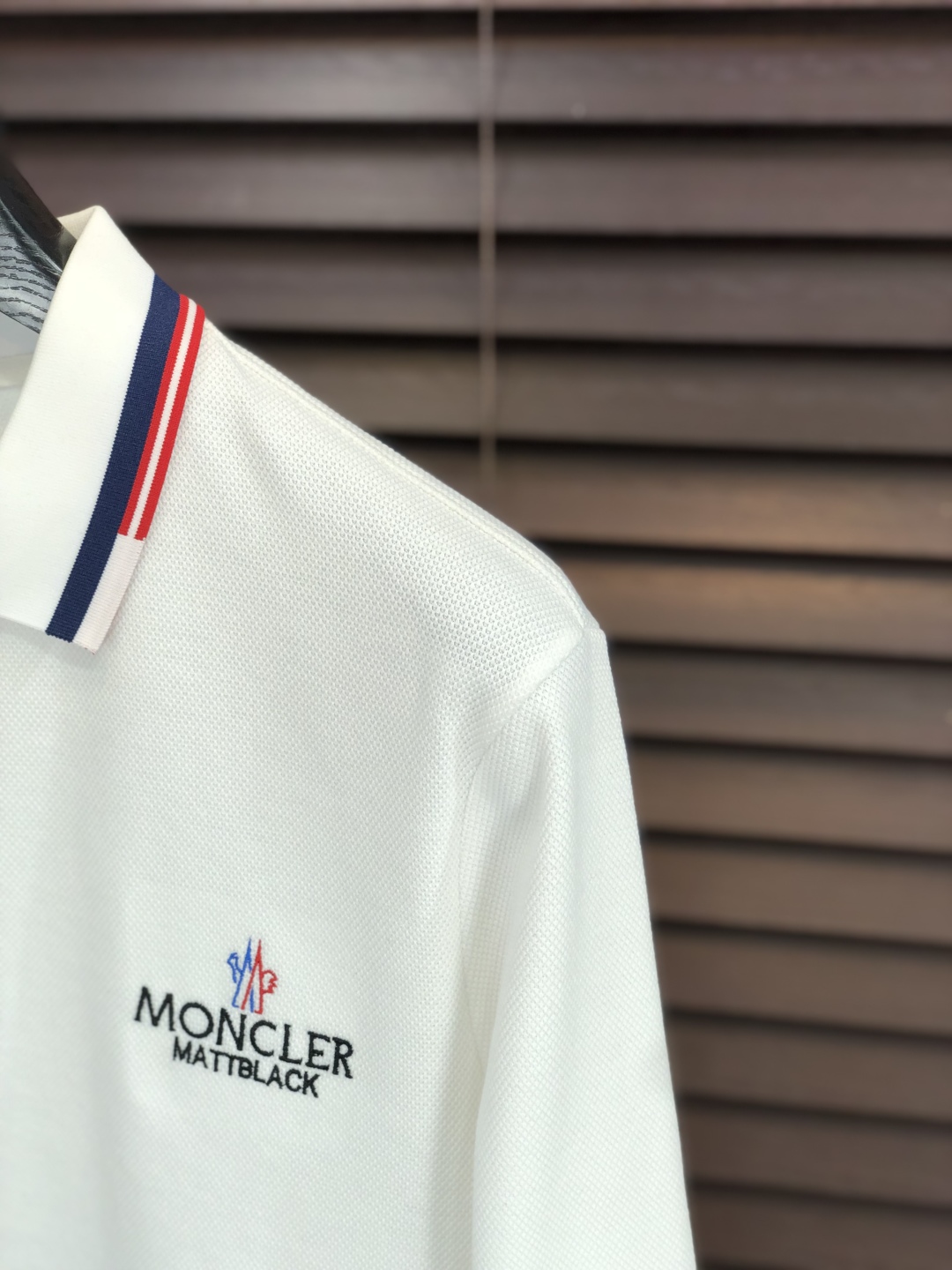 🉑️年后退换。p275。蒙口。2025秋冬新款男士标识polo衫,延续经典商务休闲翻领POLO恤.该款Polo衫采用丝光珠地棉面料制成,隽永设计可跨越时尚潮流。经典款型,2品牌LOGO立体别致,让整体更具细节感 合体的版型,面料采用全棉珠地料,舒适,亲肤,透气好,平时通勤休闲都很实穿的一款 强烈推荐。尺码:M-3XL m穿175/130