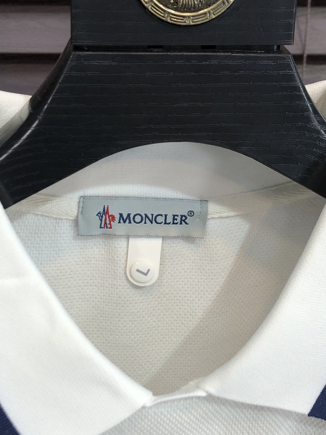 🉑️年后退换。p275。蒙口。2025秋冬新款男士标识polo衫,延续经典商务休闲翻领POLO恤.该款Polo衫采用丝光珠地棉面料制成,隽永设计可跨越时尚潮流。经典款型,2品牌LOGO立体别致,让整体更具细节感 合体的版型,面料采用全棉珠地料,舒适,亲肤,透气好,平时通勤休闲都很实穿的一款 强烈推荐。尺码:M-3XL m穿175/130