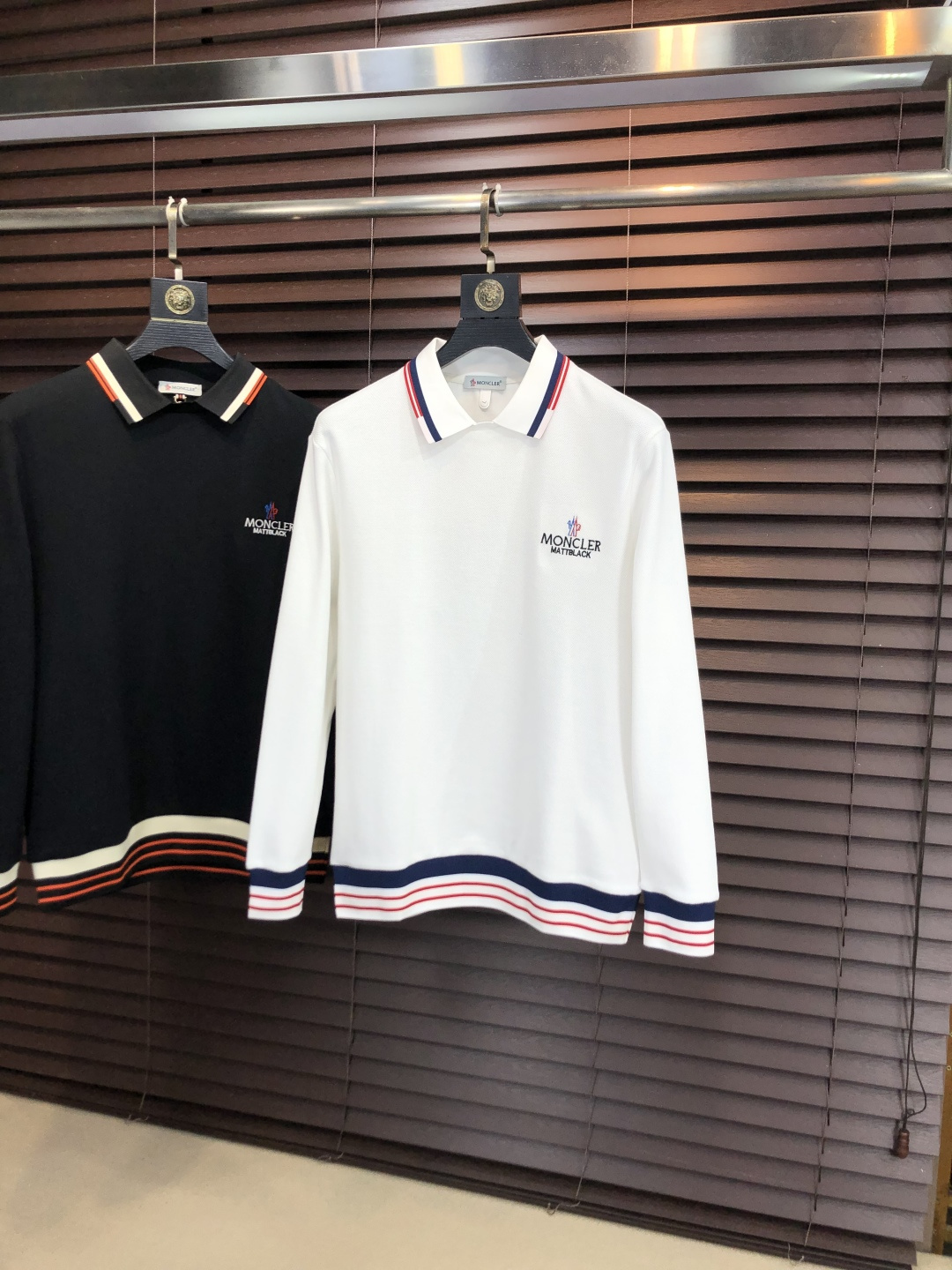 🉑️年后退换。p275。蒙口。2025秋冬新款男士标识polo衫，延续经典商务休闲翻领POLO恤.该款Polo衫采用丝光珠地棉面料制成，隽永设计可跨越时尚潮流。经典款型，2品牌LOGO立体别致，让整体更具细节感 合体的版型，面料采用全棉珠地料，舒适，亲肤，透气好，平时通勤休闲都很实穿的一款 强烈推荐。尺码：M-3XL m穿175/130
