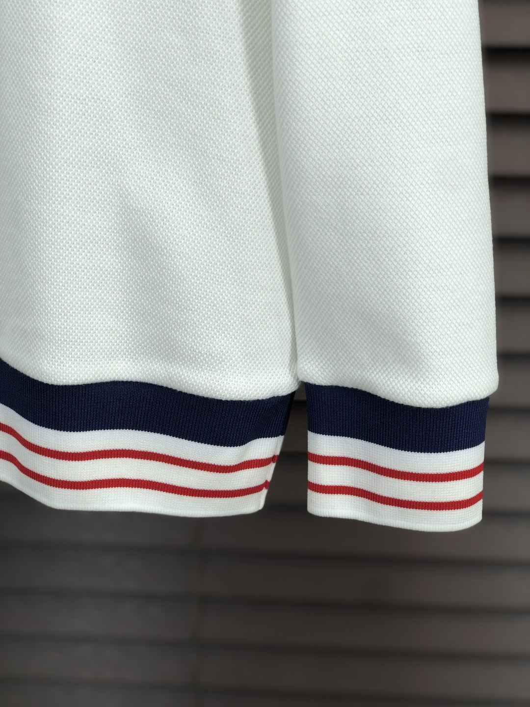 🉑️年后退换。p275。蒙口。2025秋冬新款男士标识polo衫,延续经典商务休闲翻领POLO恤.该款Polo衫采用丝光珠地棉面料制成,隽永设计可跨越时尚潮流。经典款型,2品牌LOGO立体别致,让整体更具细节感 合体的版型,面料采用全棉珠地料,舒适,亲肤,透气好,平时通勤休闲都很实穿的一款 强烈推荐。尺码:M-3XL m穿175/130