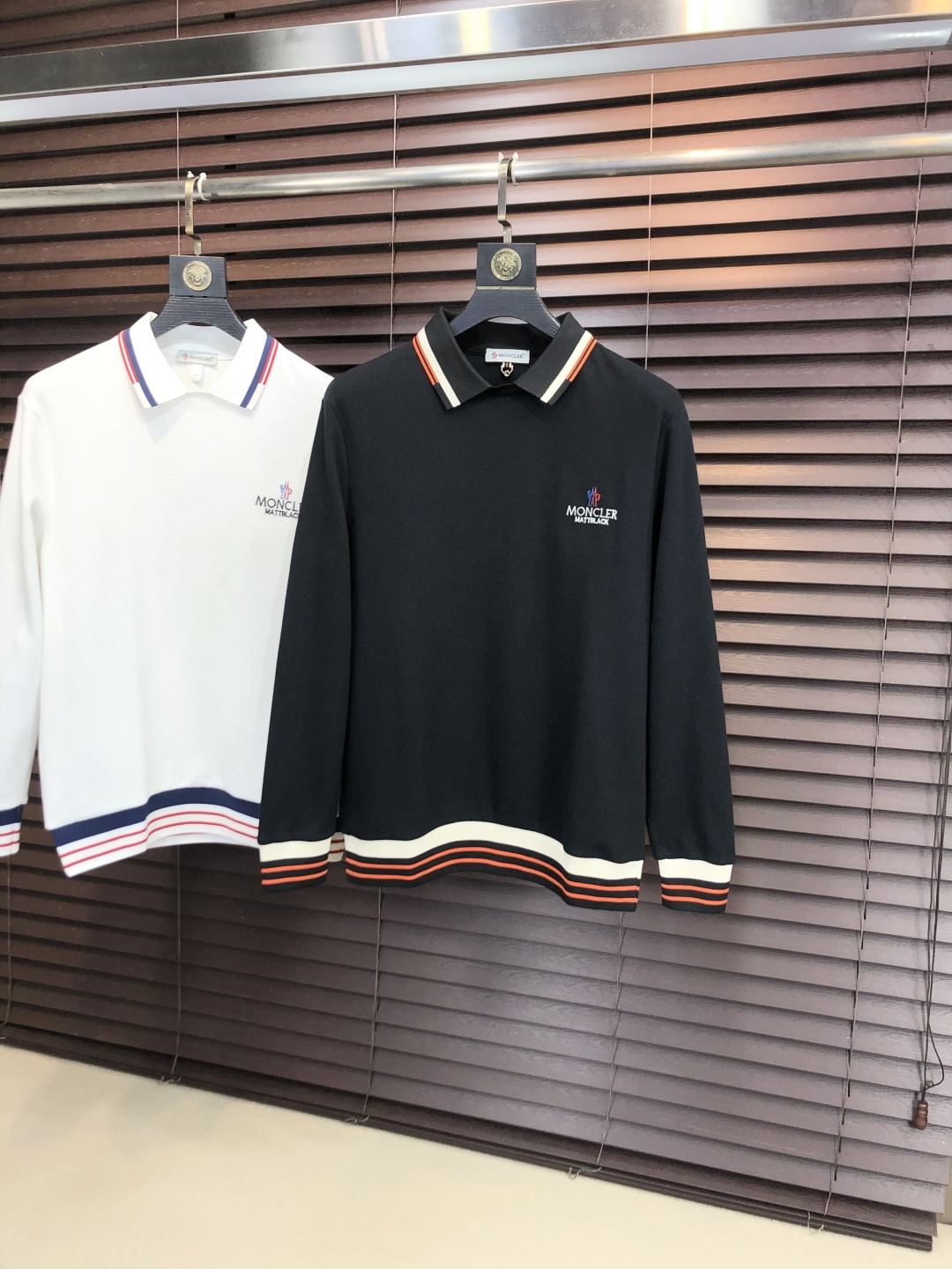 🉑️年后退换。p275。蒙口。2025秋冬新款男士标识polo衫，延续经典商务休闲翻领POLO恤.该款Polo衫采用丝光珠地棉面料制成，隽永设计可跨越时尚潮流。经典款型，2品牌LOGO立体别致，让整体更具细节感 合体的版型，面料采用全棉珠地料，舒适，亲肤，透气好，平时通勤休闲都很实穿的一款 强烈推荐。尺码：M-3XL m穿175/130