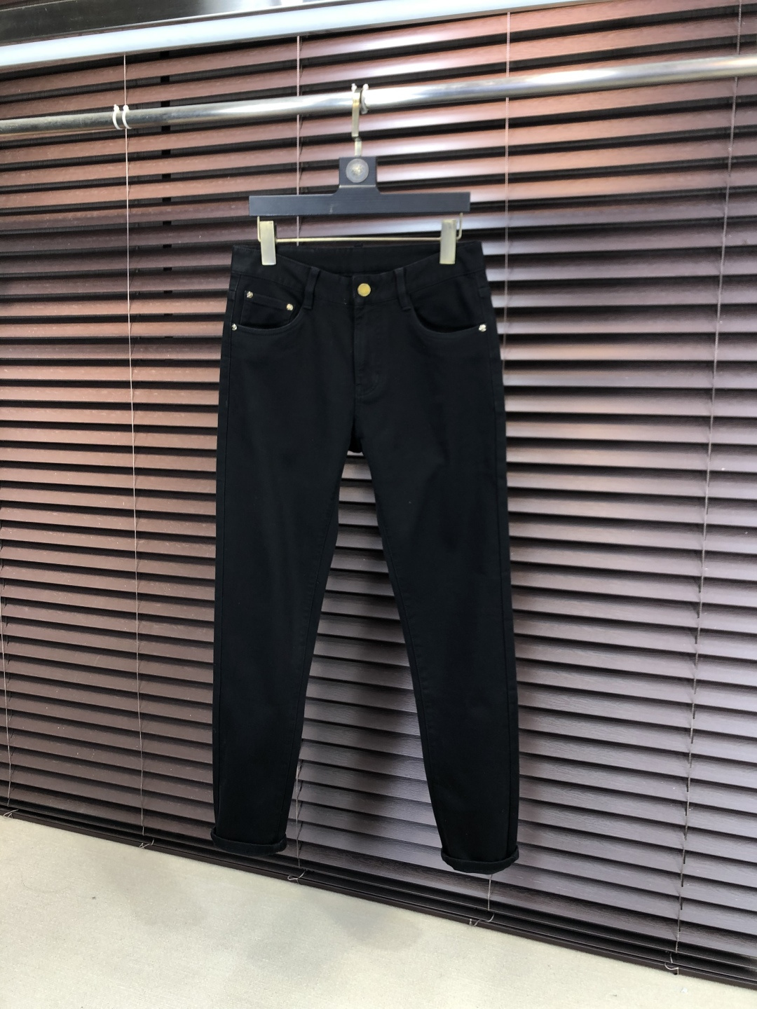 NO:712136,Replaced after the year. Ermenegildo Zegna. 2025 autumn and winter high fashion style, super soft denim fabric, light-colored washed jeans. The fabric is very special, ultra-fine fine imitation cotton yarn blend, super soft and comfortable. It has the casual and casual feeling of denim, but also has a sense of relaxation and fashion. The cloth surface is refreshing, slightly elastic, and super soft for a long wearing time. The whole pair of pants is made of traditional hand-rubbing technology, natural stone grinding and light fermentation washing. The details are exquisite.  Size 29-38,,zegna,jeans,19860909年后退换. .杰尼亚.2025秋冬高级时装感,超柔牛仔面料 , 浅色洗水牛仔裤. 面料很特殊,超细精仿棉纱混纺,超柔舒适感. 具备牛仔随性感 ,休闲感 ,b亦有轻松感 ,时尚感. 布面清爽,微弹力,c超柔穿着时间长, 整条裤子全传统手擦工艺,自然石磨轻酵洗水.细节精致感. 尺码29-38,,zegna,jeans,,Men's clothing