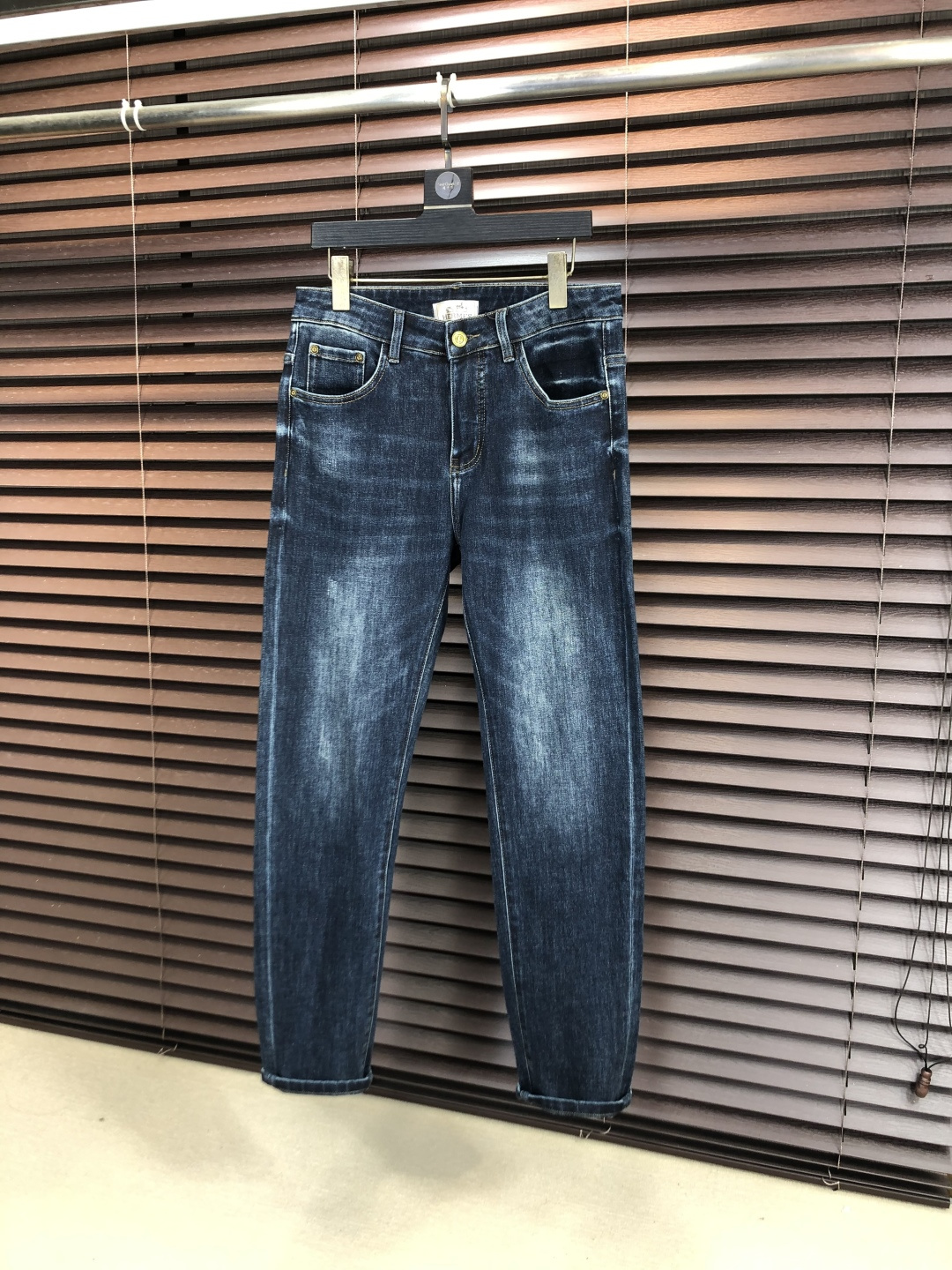 NO:712139,Replaced after the year. . Hermès. 2025 autumn and winter high fashion style, super soft denim fabric, light-colored washed jeans. The fabric is very special, ultra-fine fine imitation cotton yarn blend, super soft and comfortable. It has the casual and casual feeling of denim, but also has a sense of relaxation and fashion. The fabric surface is refreshing, slightly elastic, and super soft for a long time to wear. The whole pair of pants is made of traditional hand-rubbing technology, natural stone grinding and light fermentation washing. The details are exquisite.  Size 29-38,,hermes,jeans,19860909年后退换. .爱马仕.2025秋冬高级时装感,超柔牛仔面料 , 浅色洗水牛仔裤. 面料很特殊,超细精仿棉纱混纺,超柔舒适感. 具备牛仔随性感 ,休闲感 ,b亦有轻松感 ,时尚感. 布面清爽,微弹力,c超柔穿着时间长, 整条裤子全传统手擦工艺,自然石磨轻酵洗水.细节精致感. 尺码29-38,,hermes,jeans,,Men's clothing