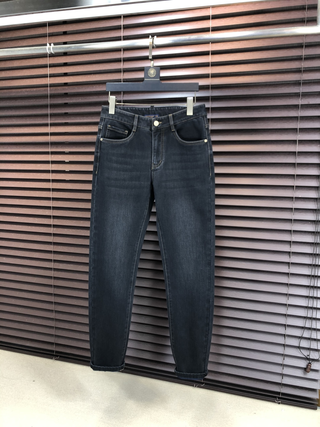 NO:712142,Replaced after the year. .Lv. 2025 autumn and winter high fashion style, super soft denim fabric, light-colored washed jeans. The fabric is very special, ultra-fine fine imitation cotton yarn blend, super soft and comfortable. It has the casual and casual feeling of denim, but also has a sense of relaxation and fashion. The fabric surface is refreshing, slightly elastic, and super soft for a long wearing time. The whole pair of pants is made of traditional hand-rubbing technology, and is washed with natural stone and light fermentation. The details are exquisite.  Size 29-38,,louis vuitton,jeans,19860909年后退换. .Lv.2025秋冬高级时装感,超柔牛仔面料 , 浅色洗水牛仔裤. 面料很特殊,超细精仿棉纱混纺,超柔舒适感. 具备牛仔随性感 ,休闲感 ,b亦有轻松感 ,时尚感. 布面清爽,微弹力,c超柔穿着时间长, 整条裤子全传统手擦工艺,自然石磨轻酵洗水.细节精致感. 尺码29-38,,louis vuitton,jeans,,Men's clothing