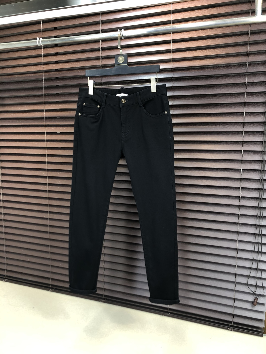 NO:712145,Replaced after the year. .Mask. 2025 autumn and winter high fashion style, super soft denim fabric, light-colored washed jeans. The fabric is very special, ultra-fine fine imitation cotton yarn blend, super soft and comfortable. It has the casual and casual feeling of denim, but also has a sense of relaxation and fashion. The fabric surface is refreshing, slightly elastic, and super soft for a long wearing time. The whole pair of pants is made of traditional hand-rubbing technology, natural stone grinding and light fermentation washing. The details are exquisite.  Size 29-38,,Moncler,jeans,19860909年后退换. .蒙口.2025秋冬高级时装感,超柔牛仔面料 , 浅色洗水牛仔裤. 面料很特殊,超细精仿棉纱混纺,超柔舒适感. 具备牛仔随性感 ,休闲感 ,b亦有轻松感 ,时尚感. 布面清爽,微弹力,c超柔穿着时间长, 整条裤子全传统手擦工艺,自然石磨轻酵洗水.细节精致感. 尺码29-38,,Moncler,jeans,,Men's clothing