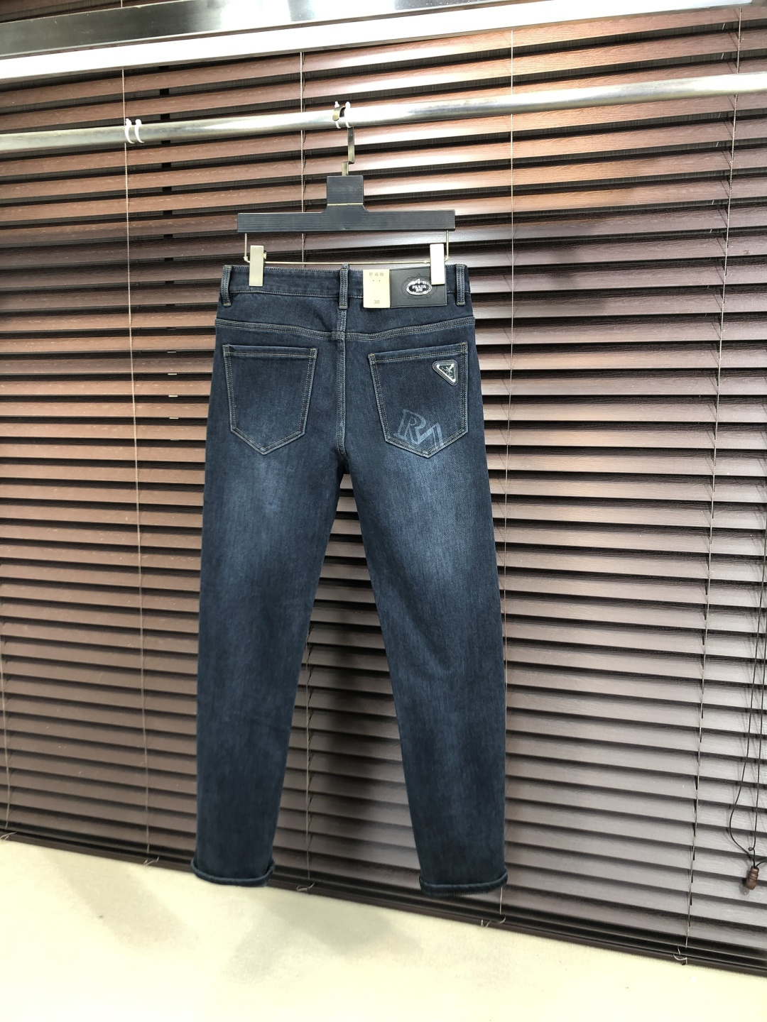 NO:745555,p.Prada. 2026 early spring high fashion sense, super soft denim fabric, light-colored washed jeans. The fabric is very special, ultra-fine fine imitation cotton yarn blend, super soft and comfortable. It has the casual and casual feeling of denim, but also has a sense of relaxation and fashion. The cloth surface is refreshing, slightly elastic, and super soft for a long time to wear. The whole pair of pants is made of traditional hand-rubbing technology, and is washed with natural stone and light fermentation. The details are exquisite.  Size 29-38,,prada,jeans,19860909p .普拉达.2026早春高级时装感,超柔牛仔面料 , 浅色洗水牛仔裤. 面料很特殊,超细精仿棉纱混纺,超柔舒适感. 具备牛仔随性感 ,休闲感 ,b亦有轻松感 ,时尚感. 布面清爽,微弹力,c超柔穿着时间长, 整条裤子全传统手擦工艺,自然石磨轻酵洗水.细节精致感. 尺码29-38,,prada,jeans,,Men's clothing