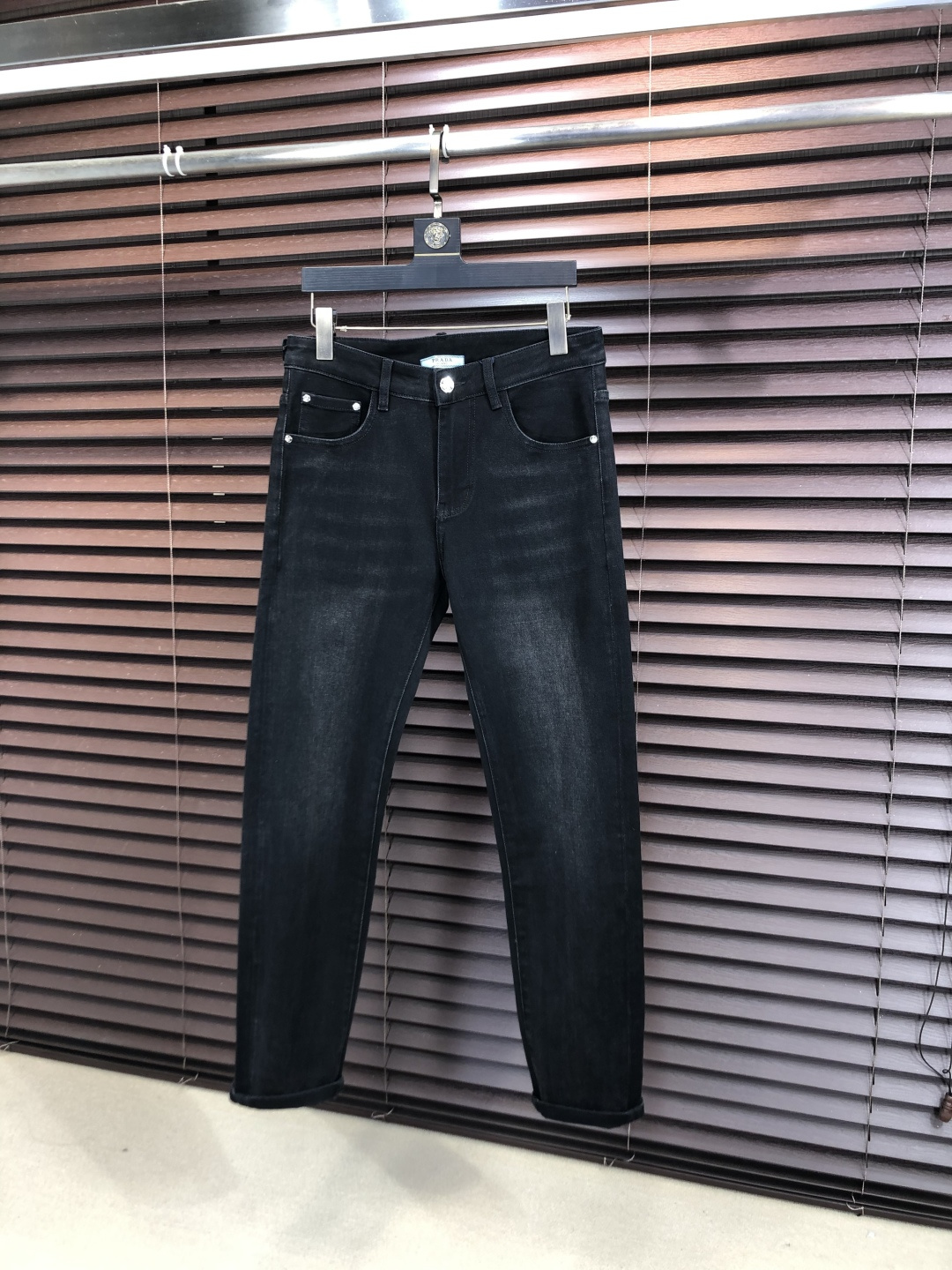 NO:712149,Replaced after the year. .Prada. 2025 autumn and winter high fashion style, super soft denim fabric, light-colored washed jeans. The fabric is very special, ultra-fine fine imitation cotton yarn blend, super soft and comfortable. It has the casual and casual feeling of denim, but also has a sense of relaxation and fashion. The fabric surface is refreshing, slightly elastic, and super soft for a long time to wear. The whole pair of pants is made of traditional hand-rubbing technology, and is washed with natural stone and light fermentation. The details are exquisite.  Size 29-38,,prada,jeans,19860909年后退换. .普拉达.2025秋冬高级时装感,超柔牛仔面料 , 浅色洗水牛仔裤. 面料很特殊,超细精仿棉纱混纺,超柔舒适感. 具备牛仔随性感 ,休闲感 ,b亦有轻松感 ,时尚感. 布面清爽,微弹力,c超柔穿着时间长, 整条裤子全传统手擦工艺,自然石磨轻酵洗水.细节精致感. 尺码29-38,,prada,jeans,,Men's clothing